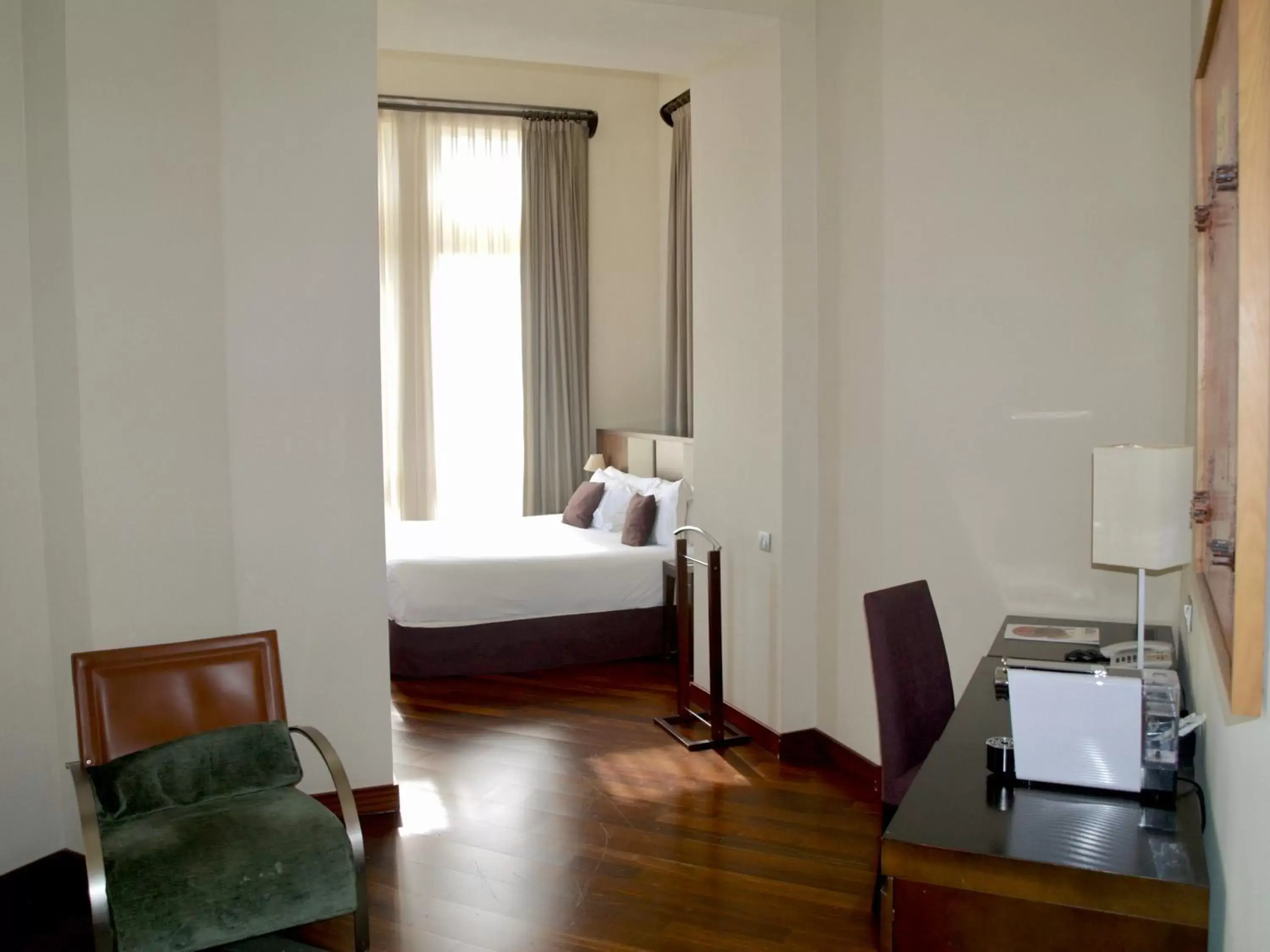 Bedroom, TV/Entertainment Center in Hotel URH Palacio de Oriol