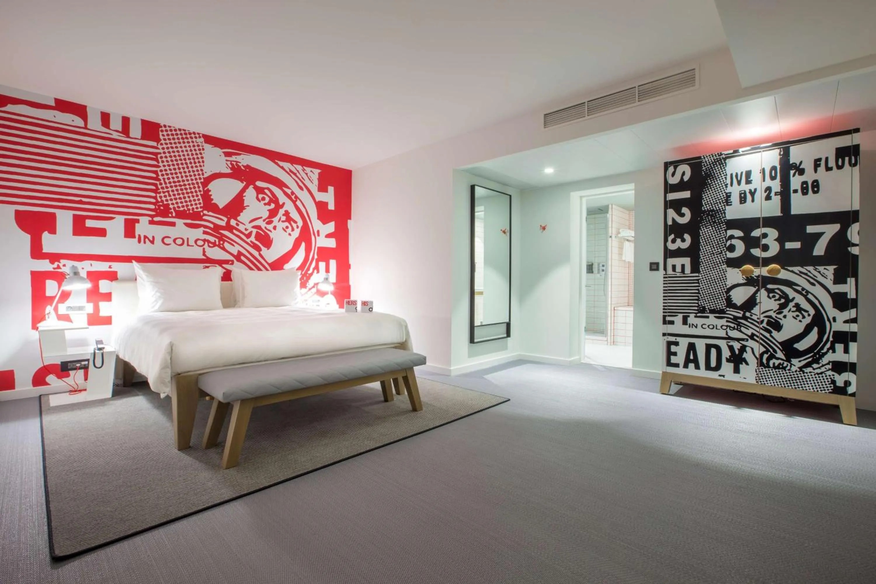 Photo of the whole room, Bed in Radisson RED Brussels