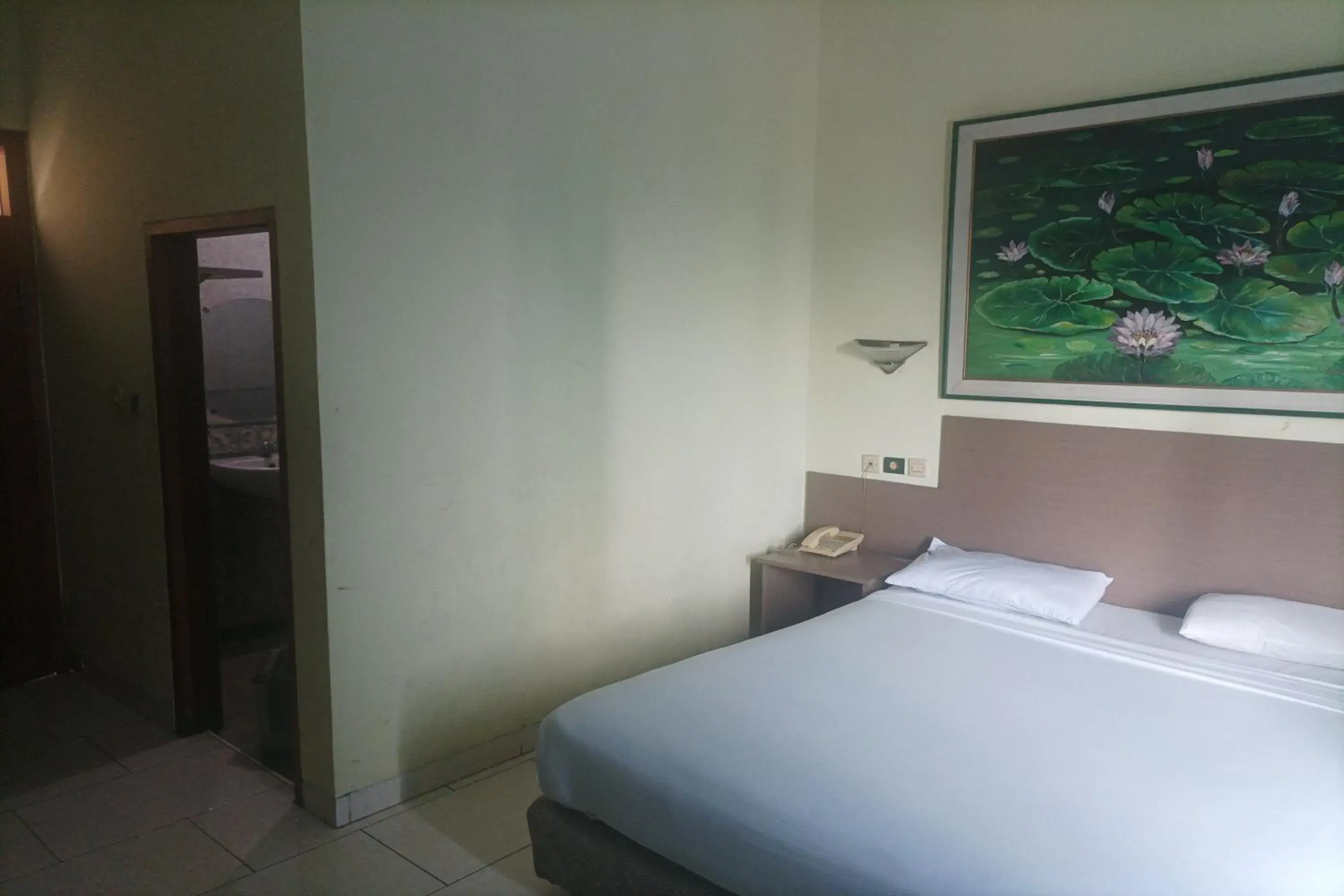 Bedroom, Bed in RedDoorz Plus near Alun Alun Kejaksan Cirebon