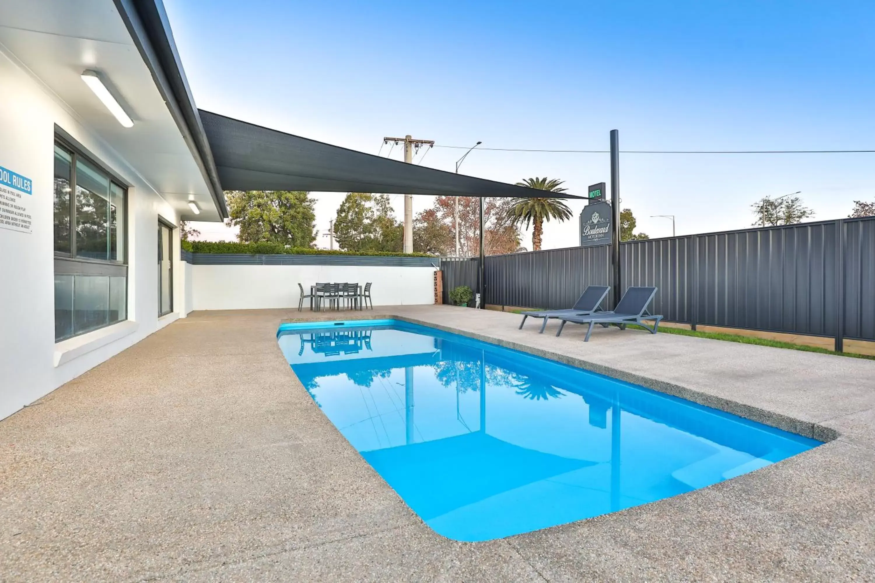 Swimming Pool in Boulevard Motor Inn