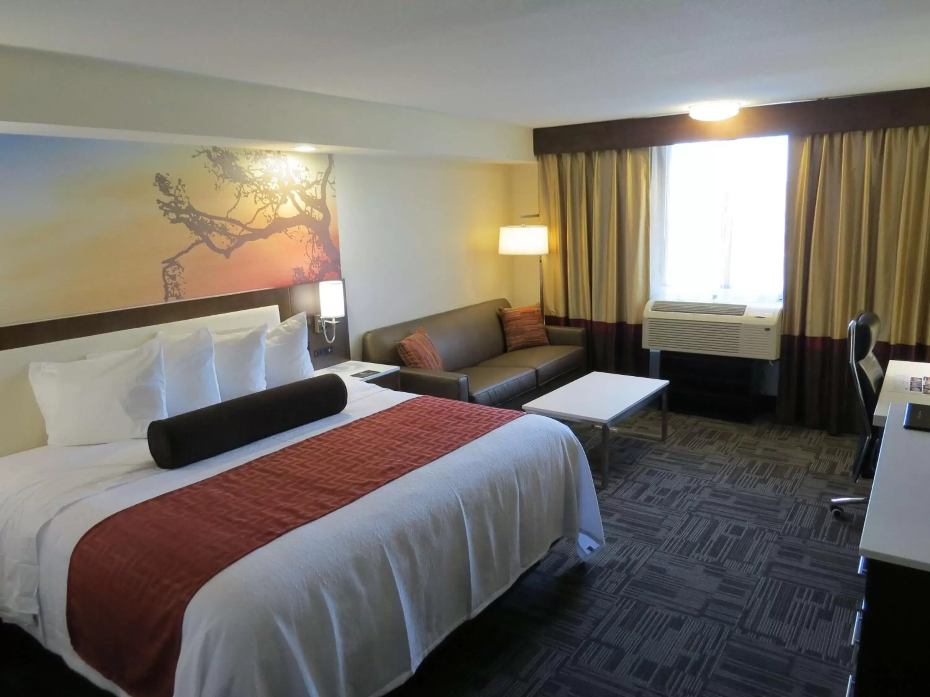 Photo of the whole room, Bed in Brookfield- Milwaukee Hotel