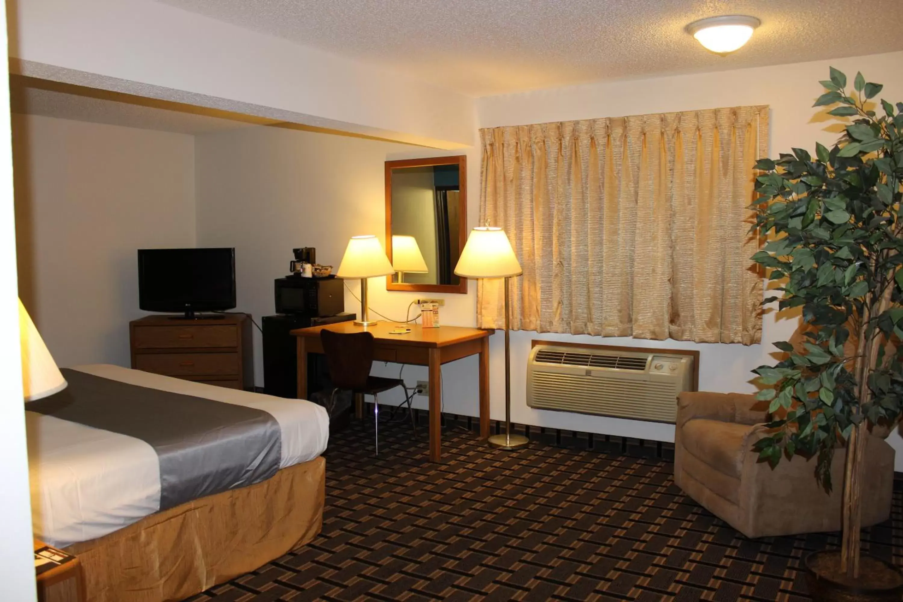 Standard King Room - Smoking in Super 8 by Wyndham Lincoln West Standard King Room - Smoking in Super 8 by Wyndham Lincoln West