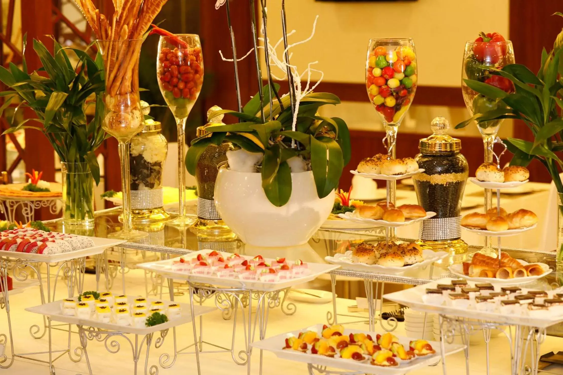 Restaurant/places to eat in Vien Dong Hotel - Near Bui Vien Walking Street Restaurant/places to eat in Vien Dong Hotel - Near Bui Vien Walking Street