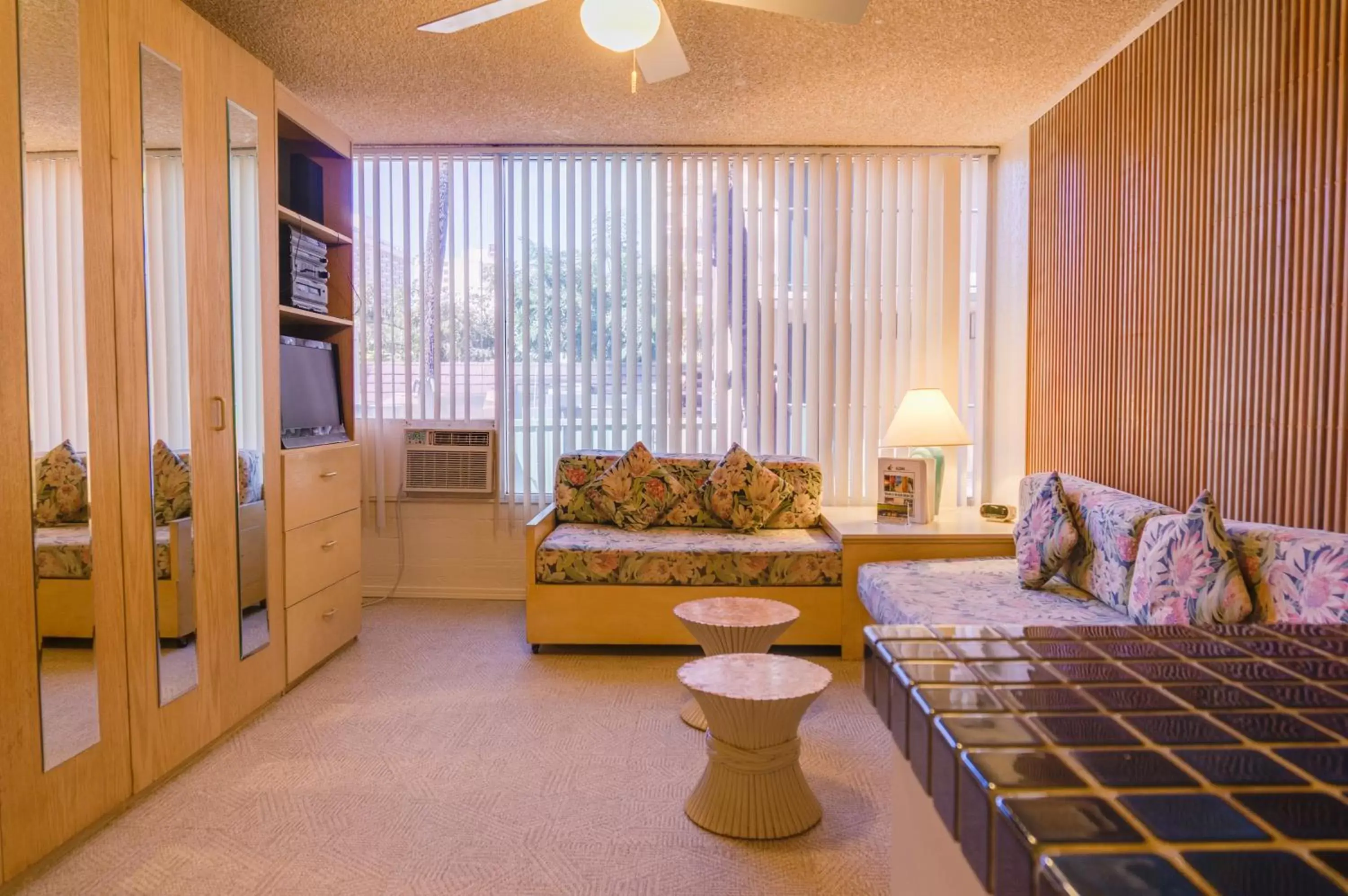 Living room in Kuhio Banyan Hotel (with Kitchenettes) Living room in Kuhio Banyan Hotel (with Kitchenettes)