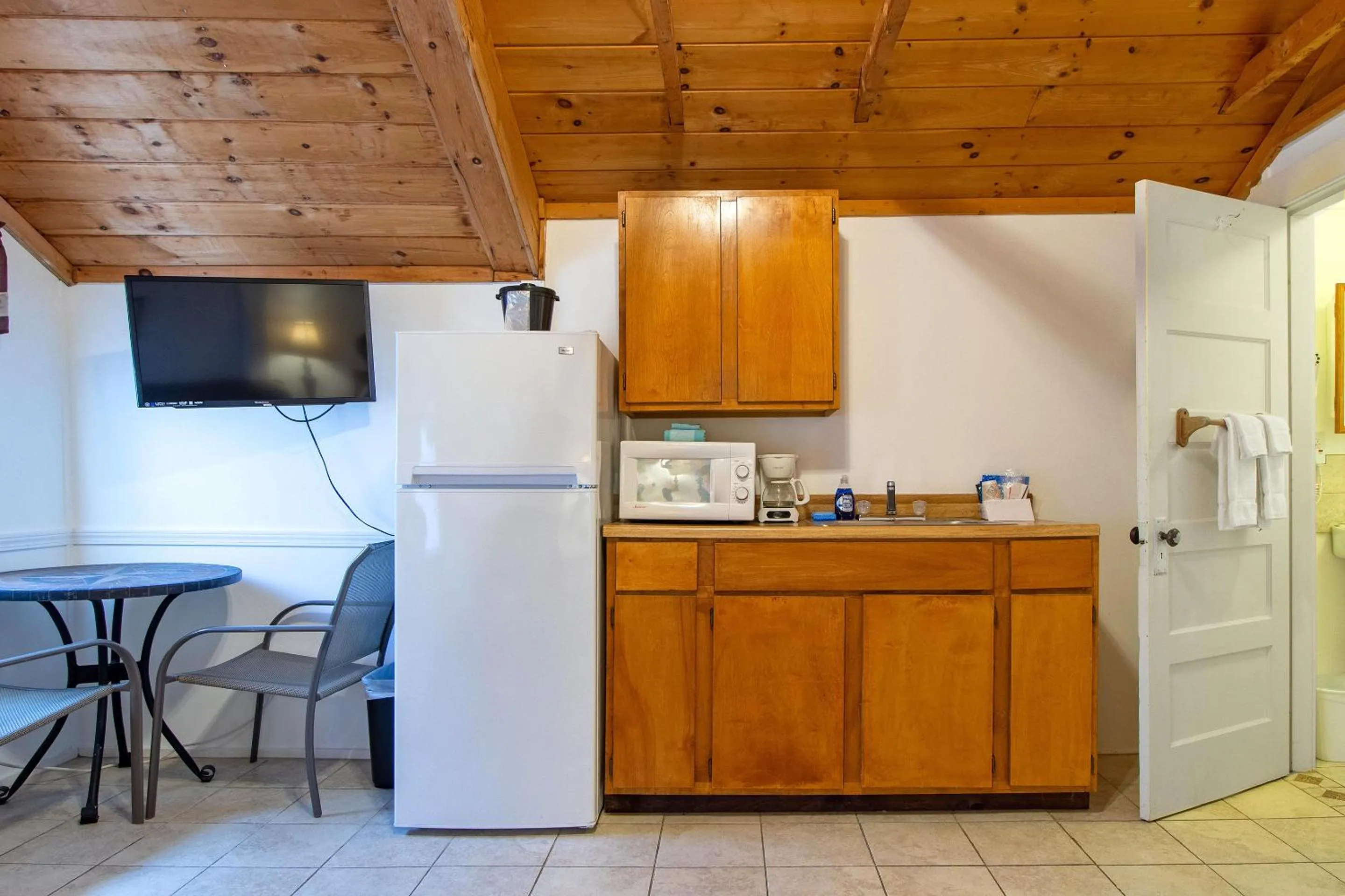 Kitchen or kitchenette in Half Moon Motel & Cottages