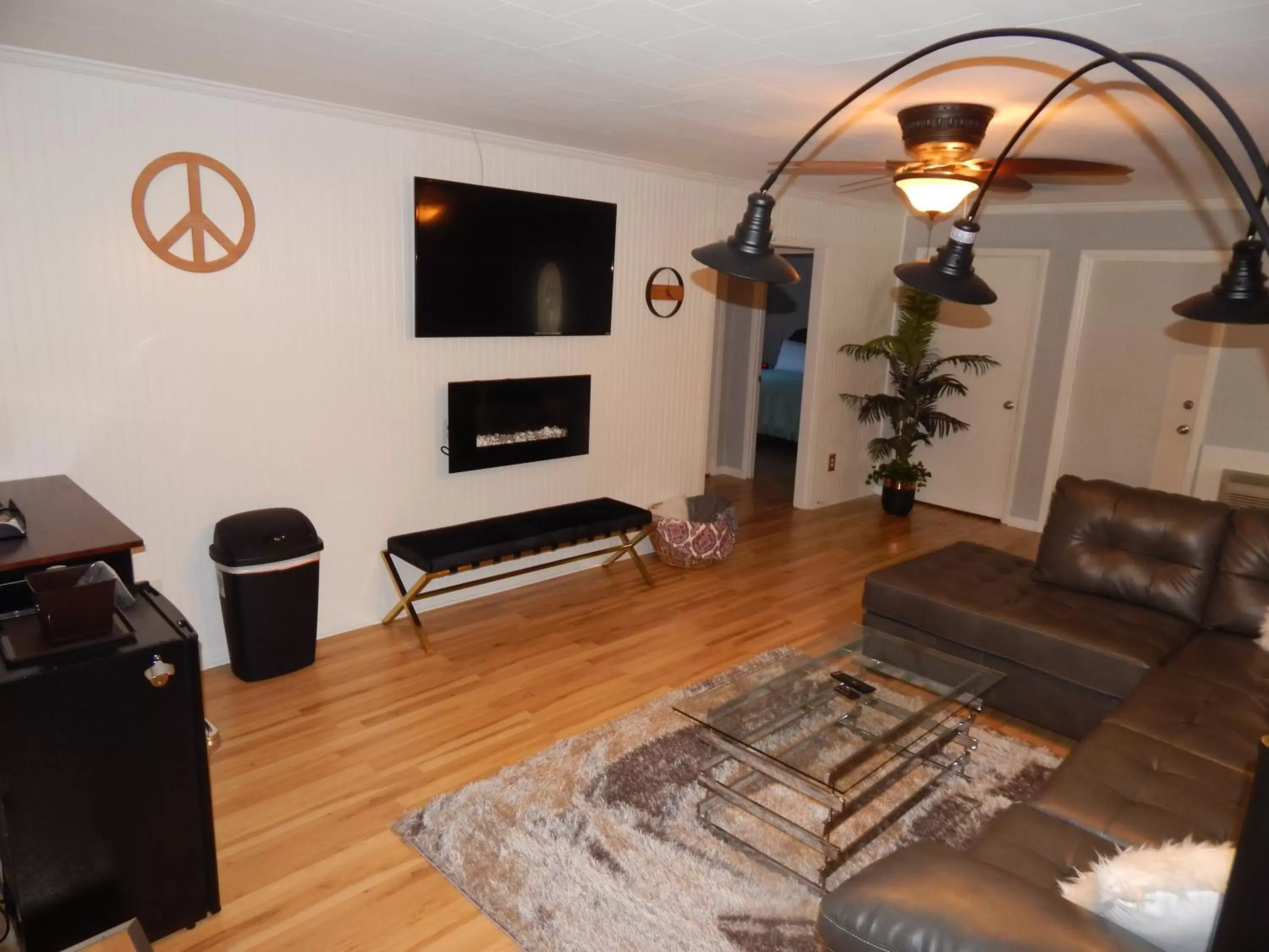 Living room, TV/Entertainment Center in Sunset Motel