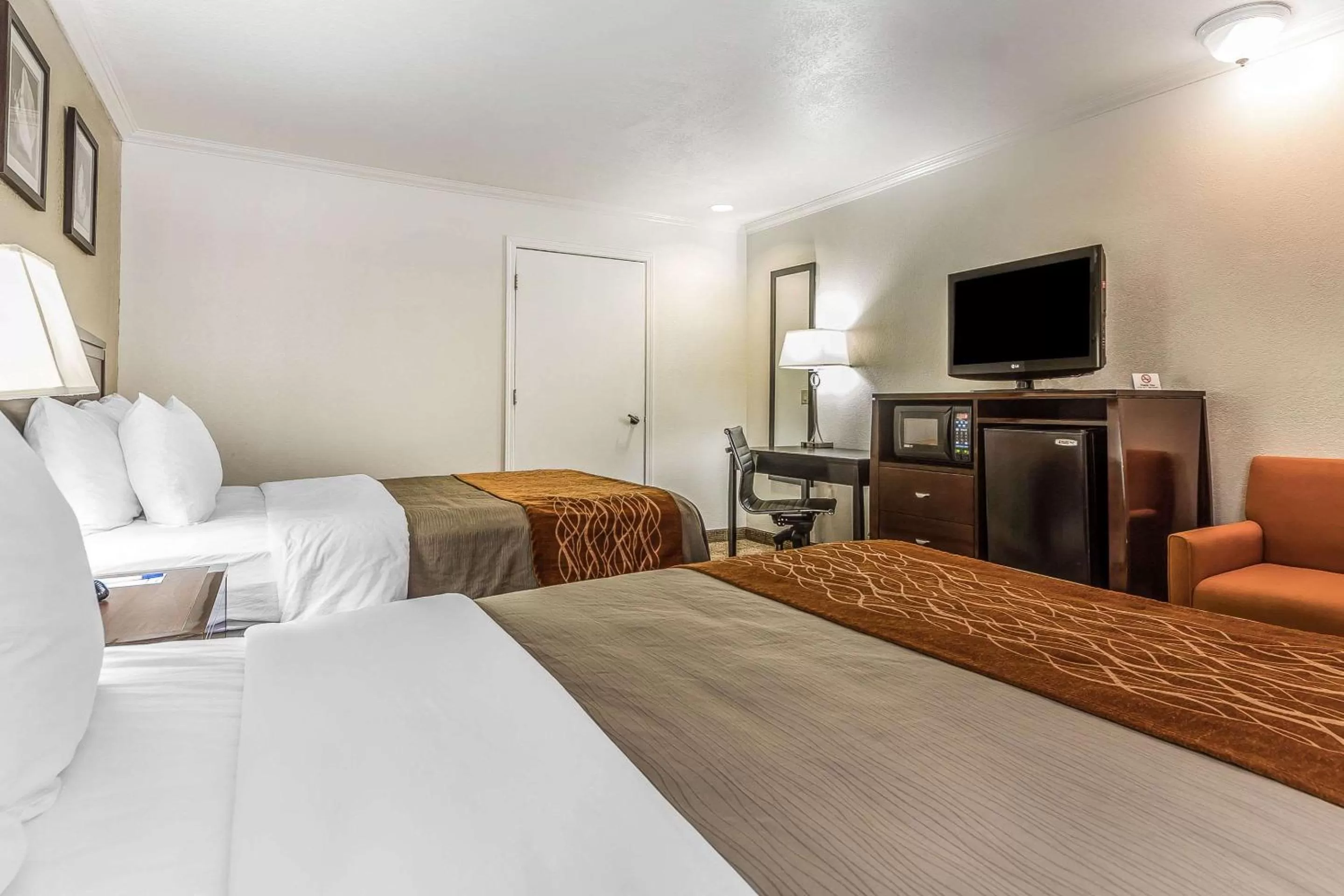 Photo of the whole room, Bed in Comfort Inn