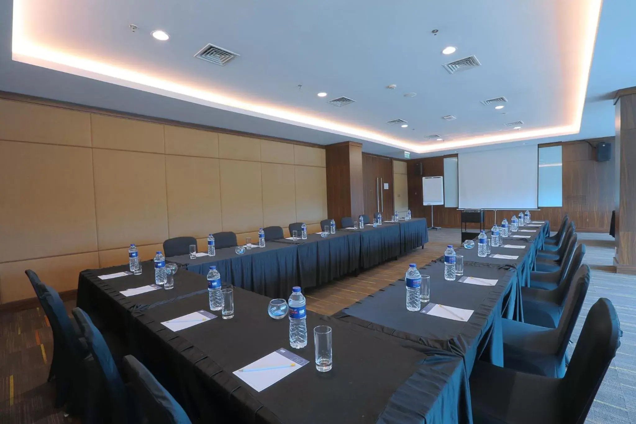Meeting/conference room in Holiday Inn Express Jakarta International Expo, an IHG Hotel
