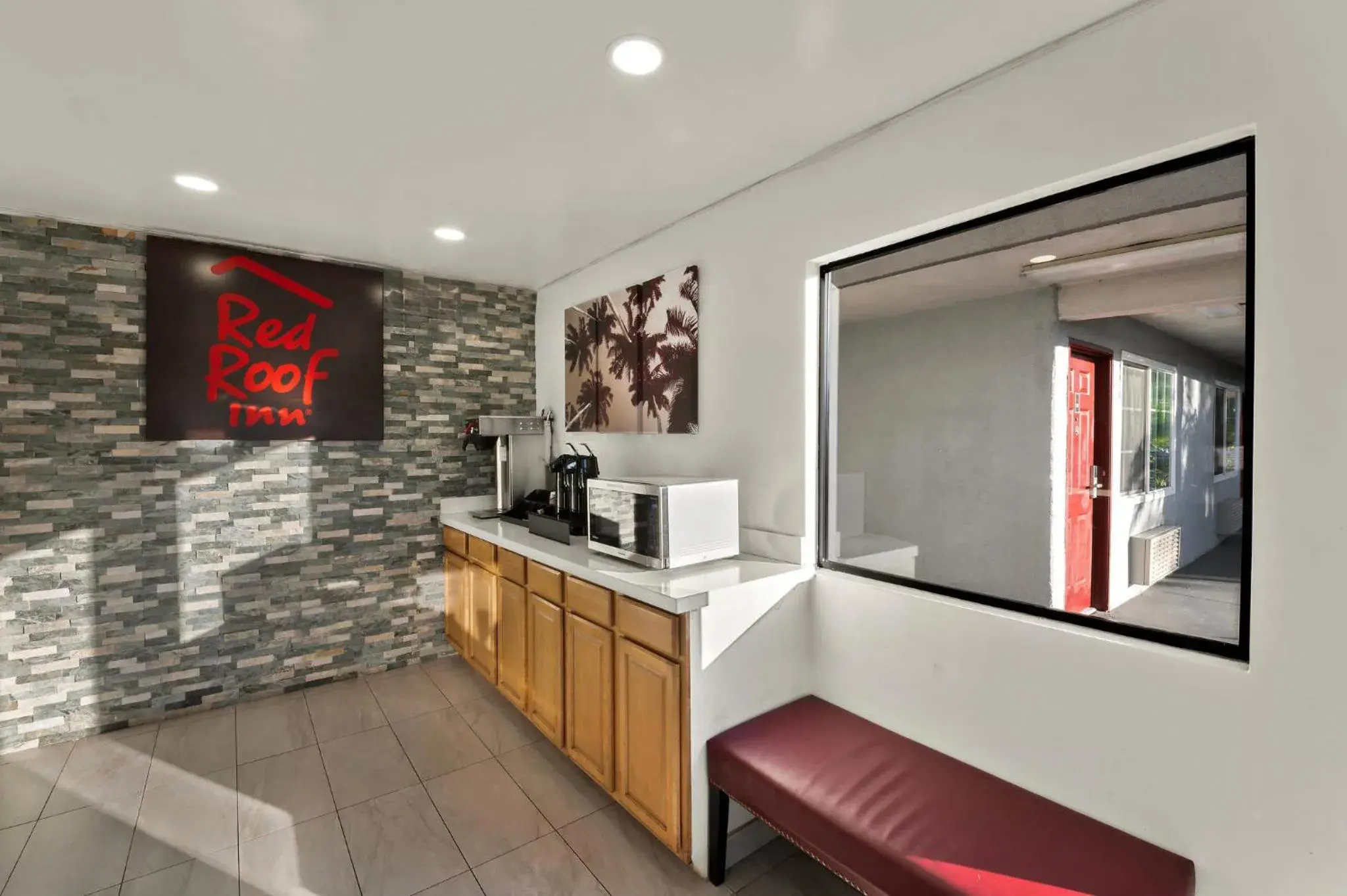 Lobby or reception, Kitchen/Kitchenette in Red Roof Inn Los Angeles - Bellflower