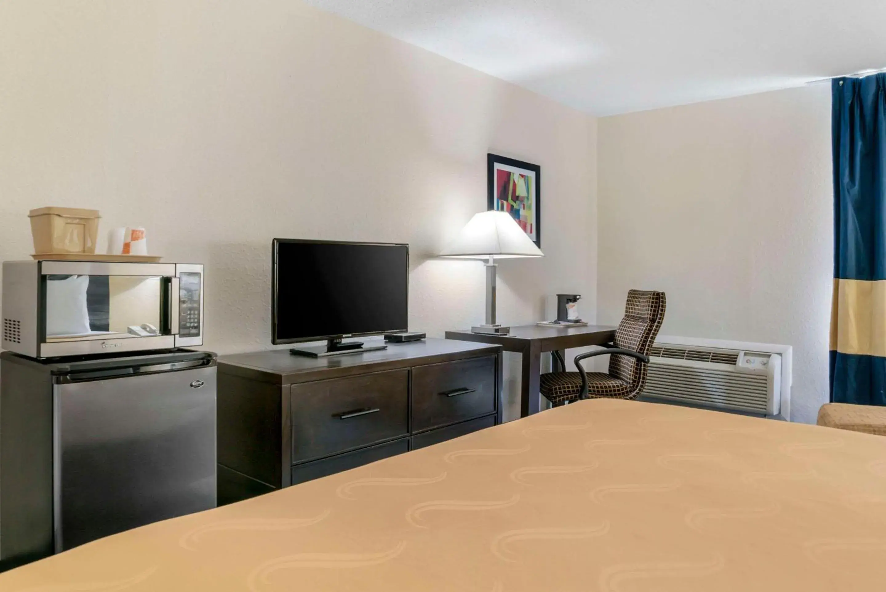 Bedroom, TV/Entertainment Center in Quality Inn & Suites Banquet Center
