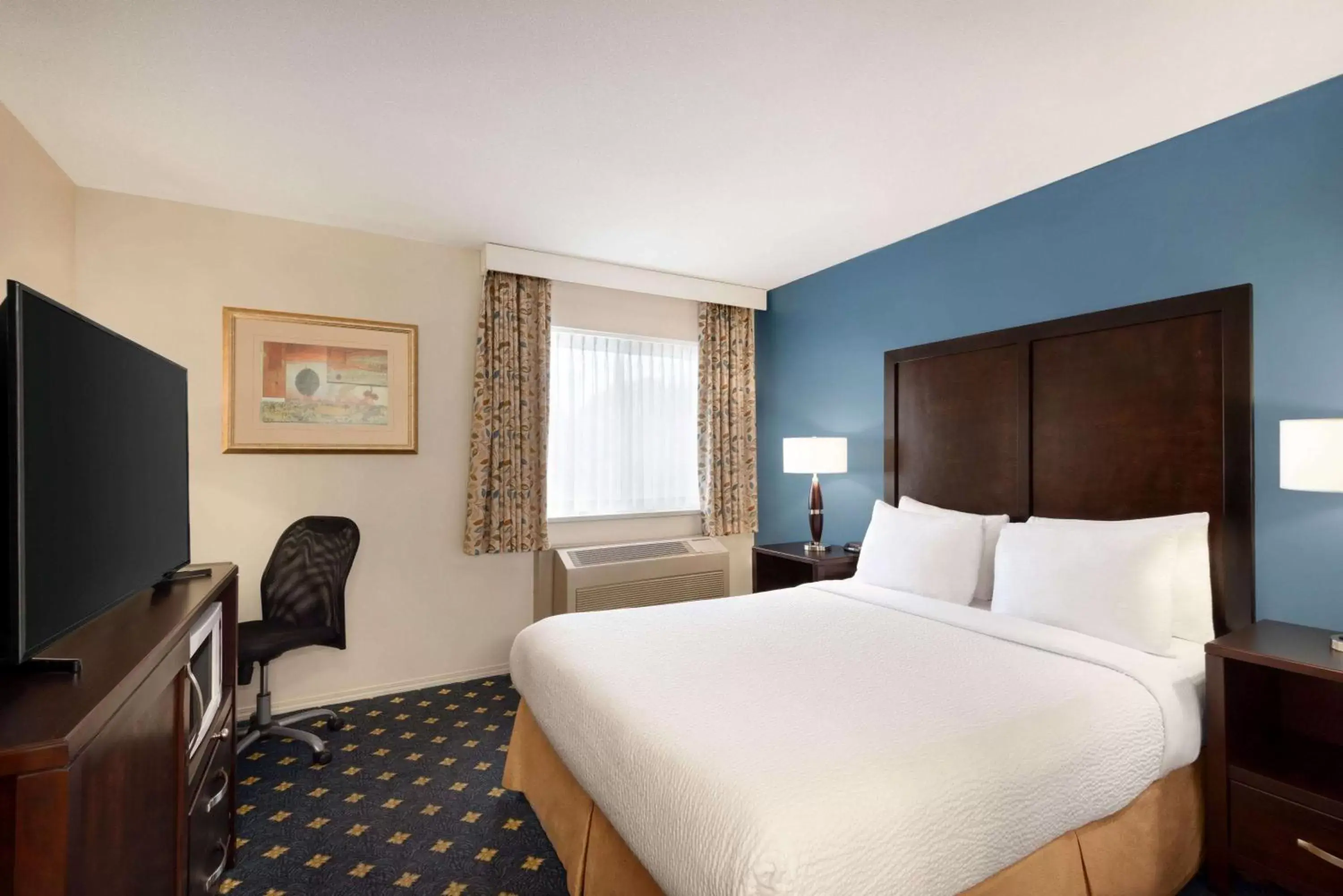 Photo of the whole room, Bed in Days Inn by Wyndham Kelowna