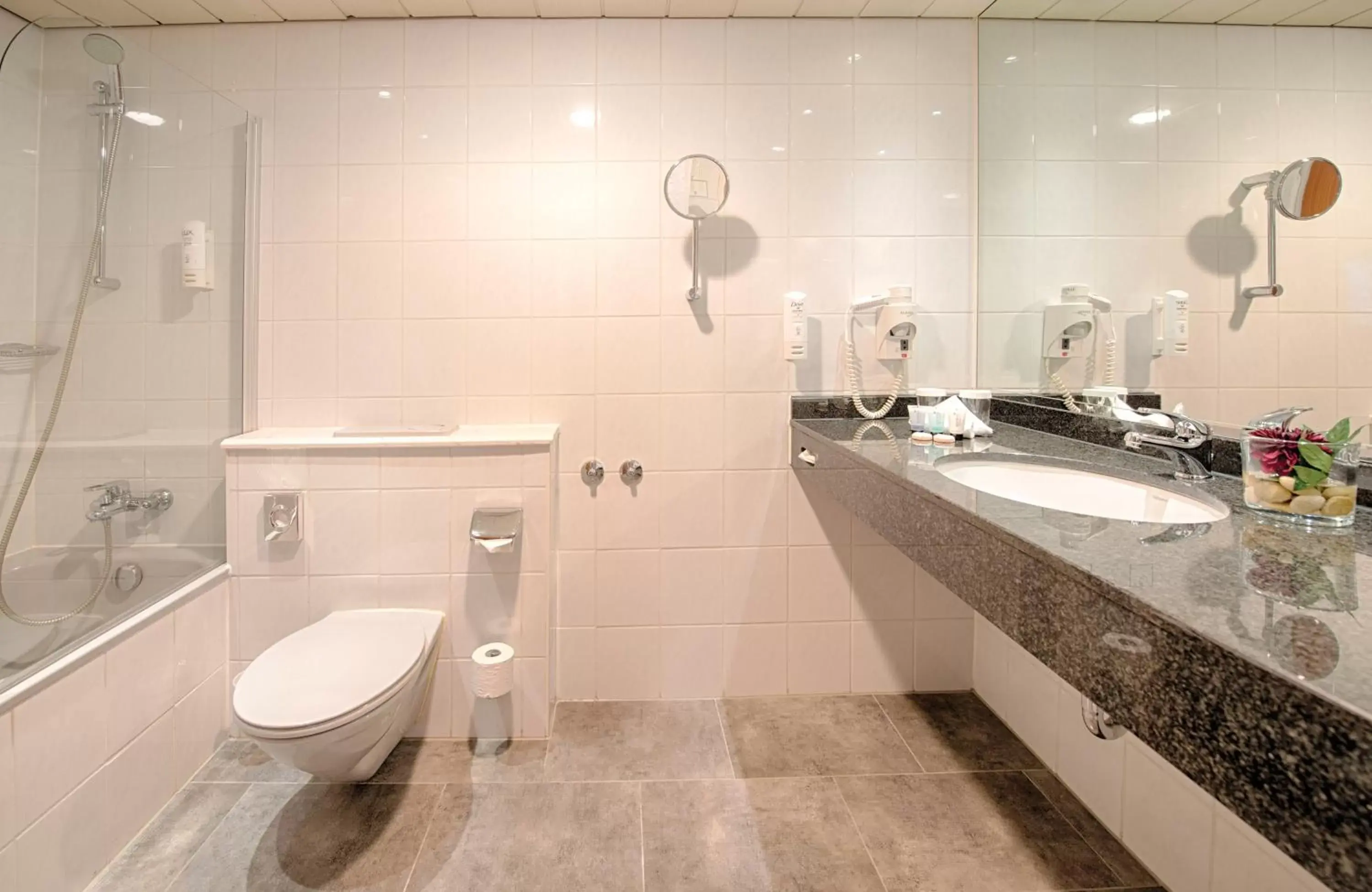 Bathroom in Leonardo Hotel Düsseldorf Airport Ratingen