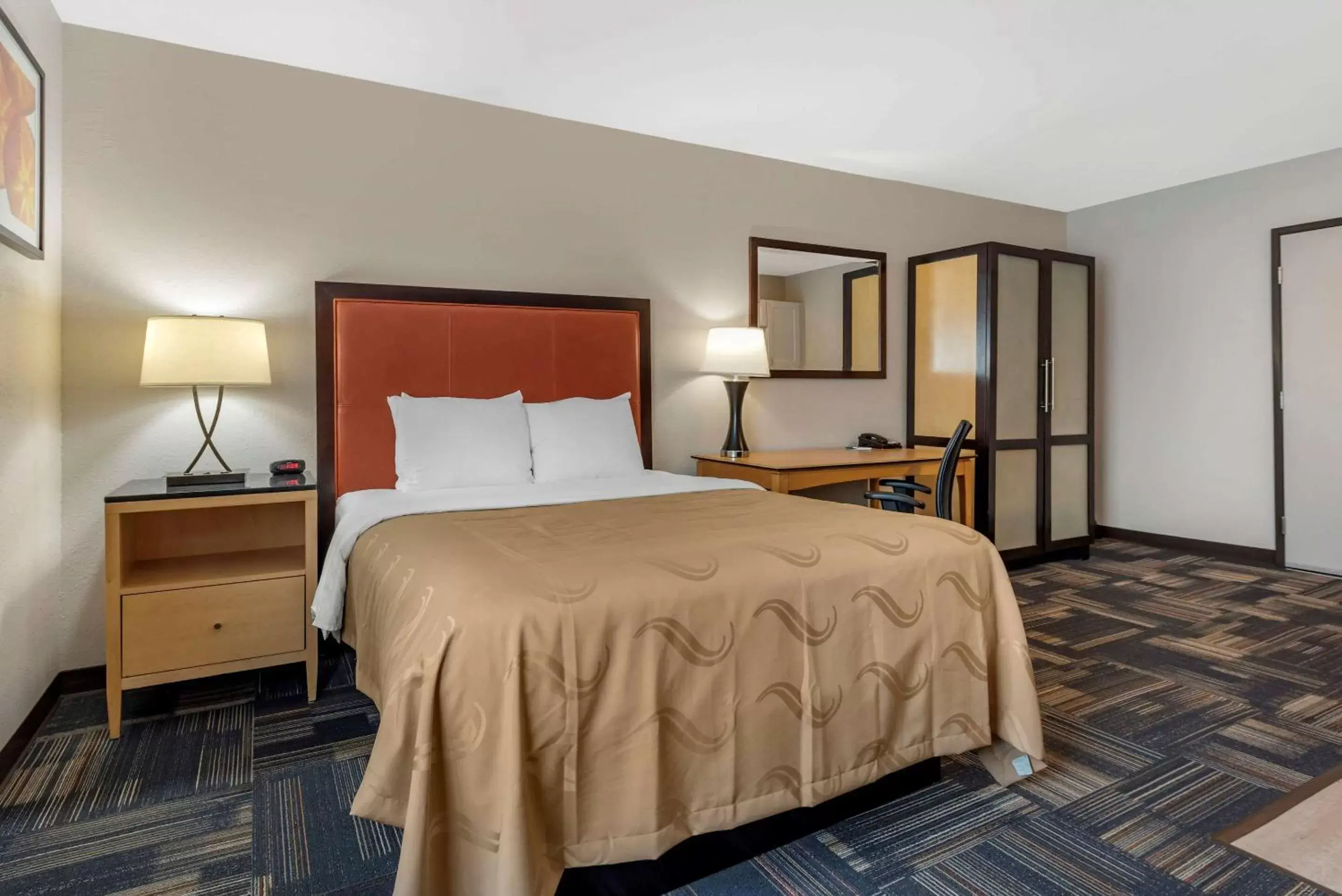Photo of the whole room, Bed in Quality Inn & Suites Evansville Downtown