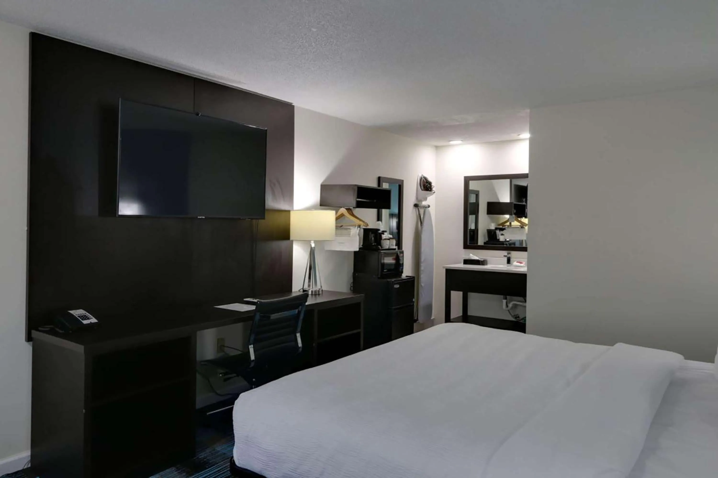 Photo of the whole room, Bed in Travelodge by Wyndham Calhoun South I-75