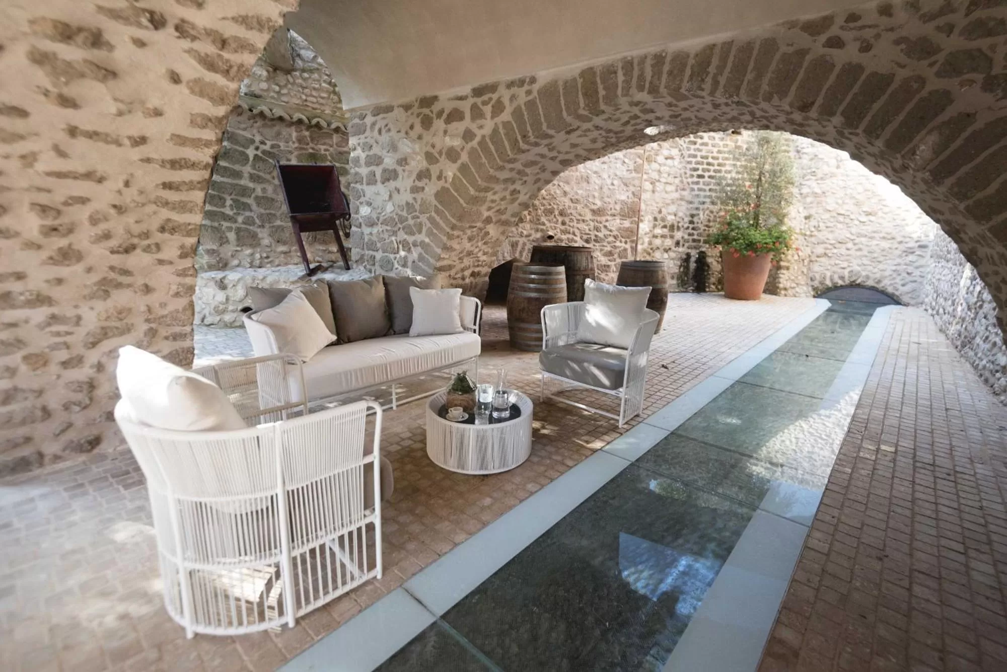 Patio in Antico Borgo Molino 7cento vicino ai Giardini di Ninfa