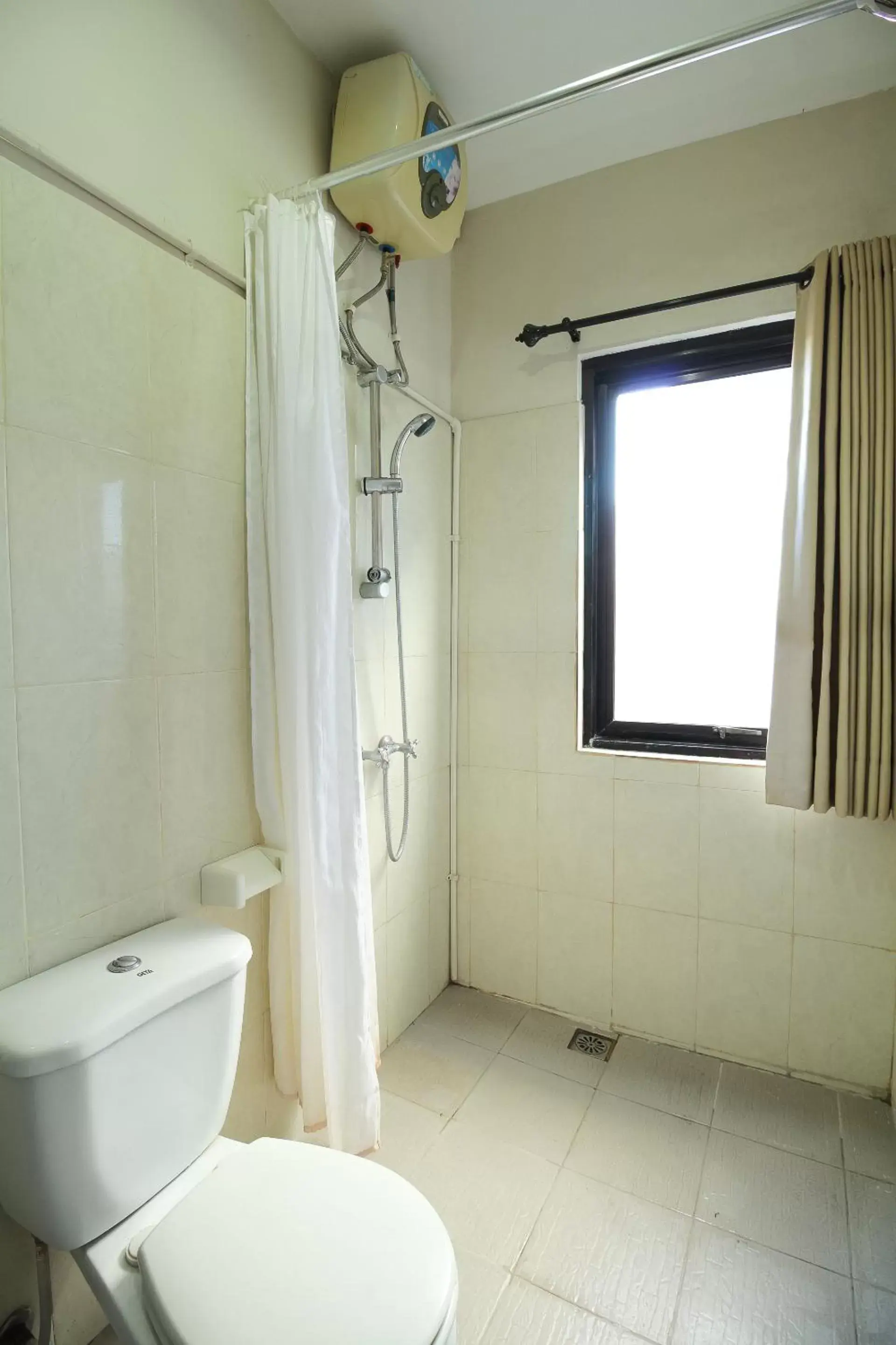 Bathroom in OYO 734 Tuban Torres Accomodation