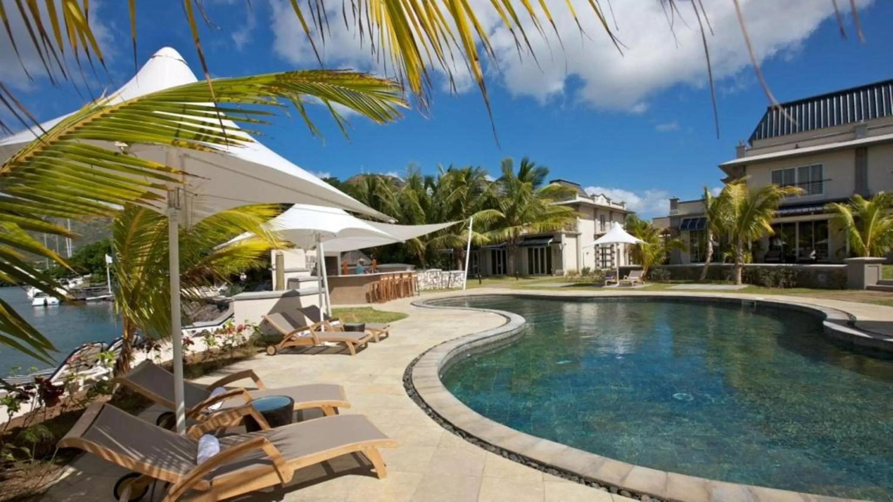 Lounge or bar, Swimming Pool in Labourdonnais Waterfront Hotel