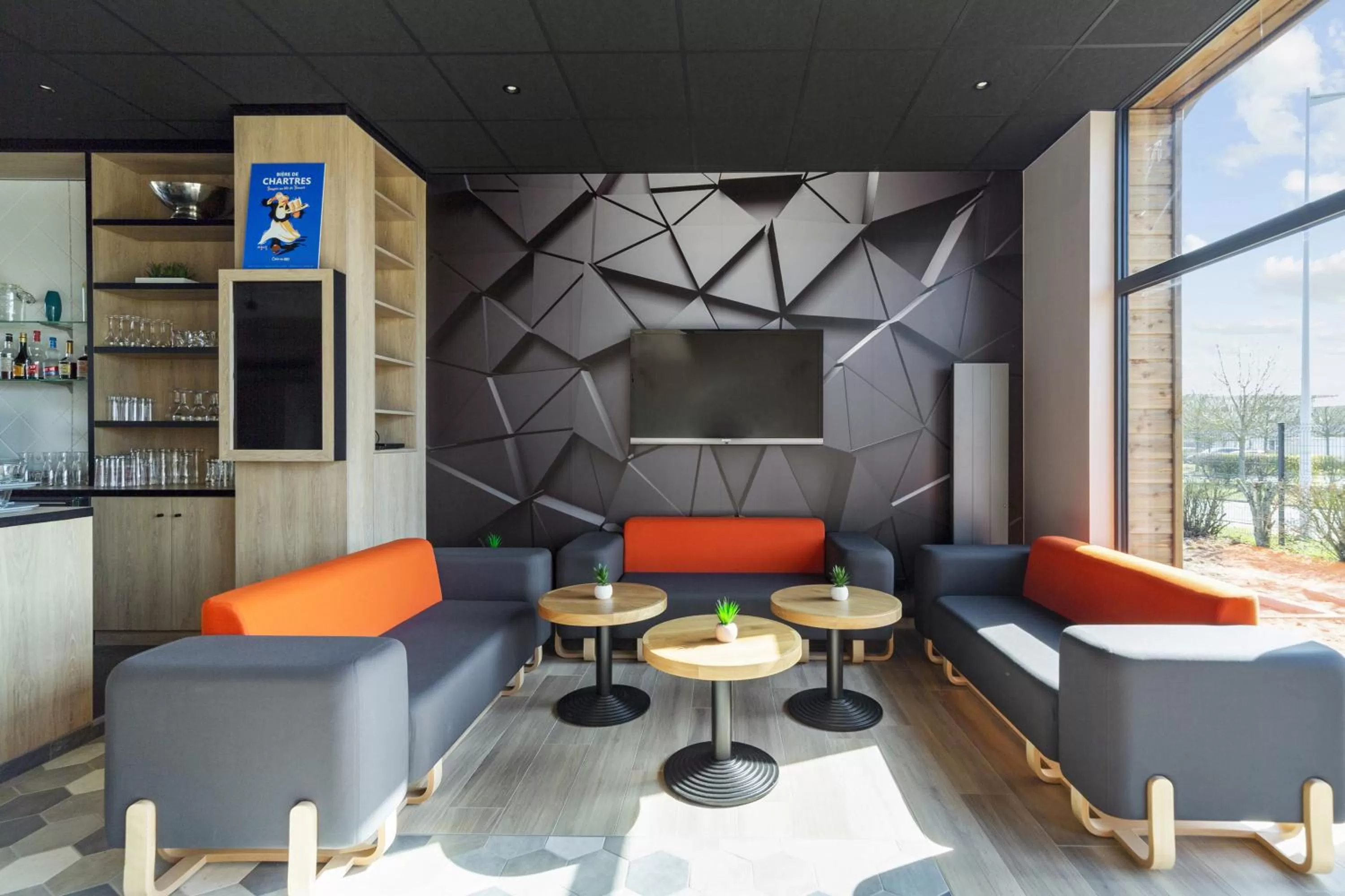 Communal lounge/ TV room in Campanile Chartres