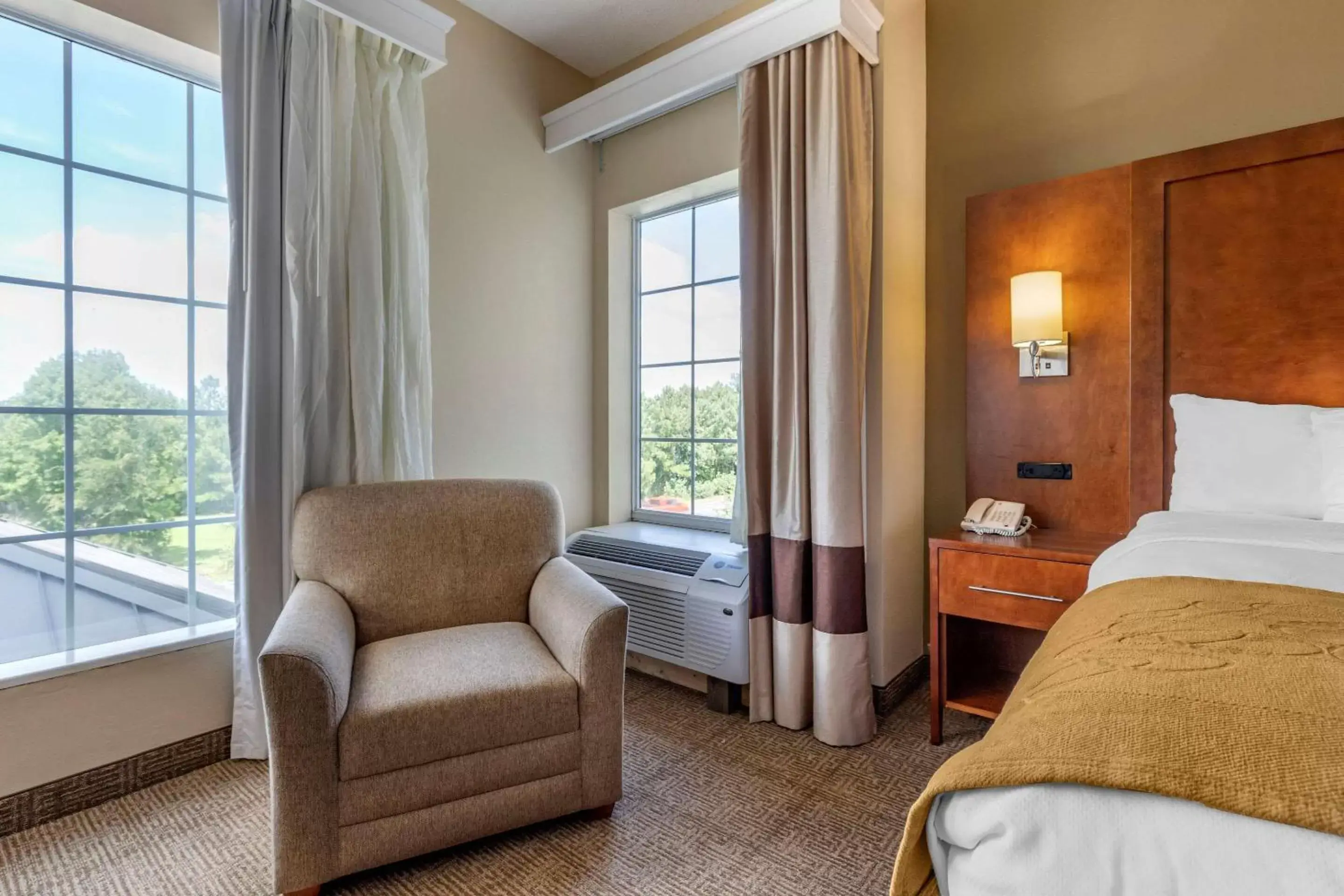 Bedroom in Comfort Suites Myrtle Beach Central