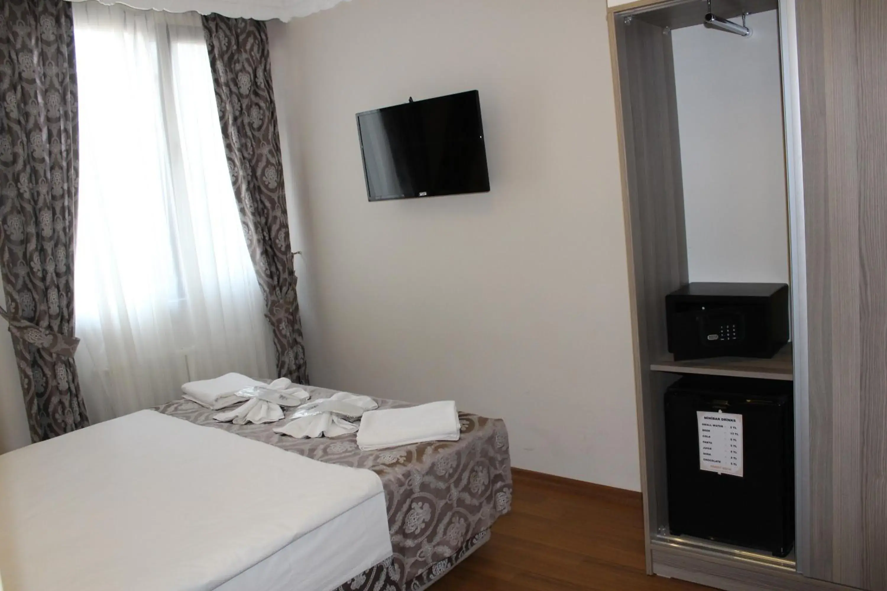 Bed, TV/Entertainment Center in Ararat Hotel