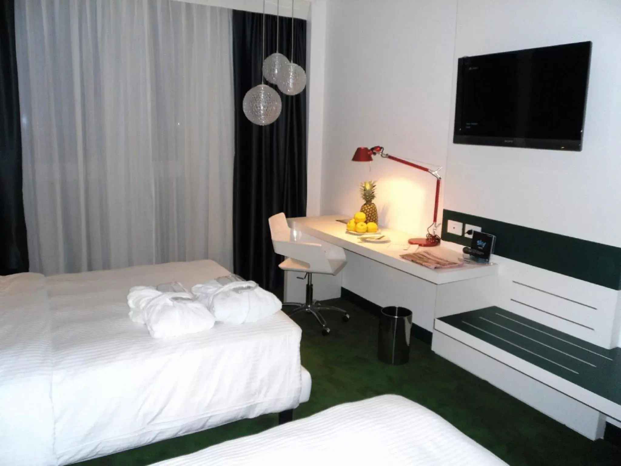 Seating area, Bed in Idea Hotel Milano Malpensa Airport