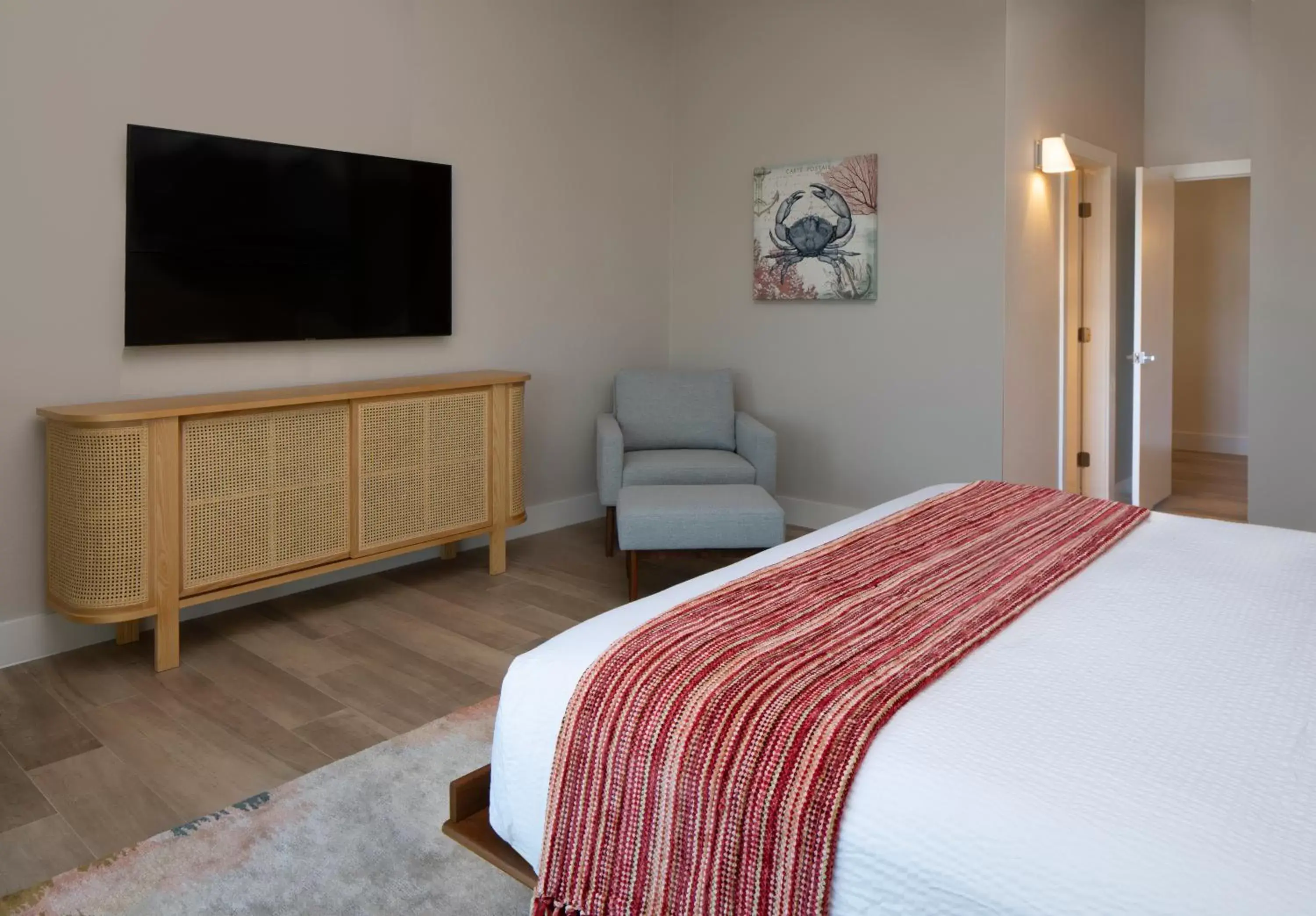 Bedroom, TV/Entertainment Center in La Siesta Resort & Villas