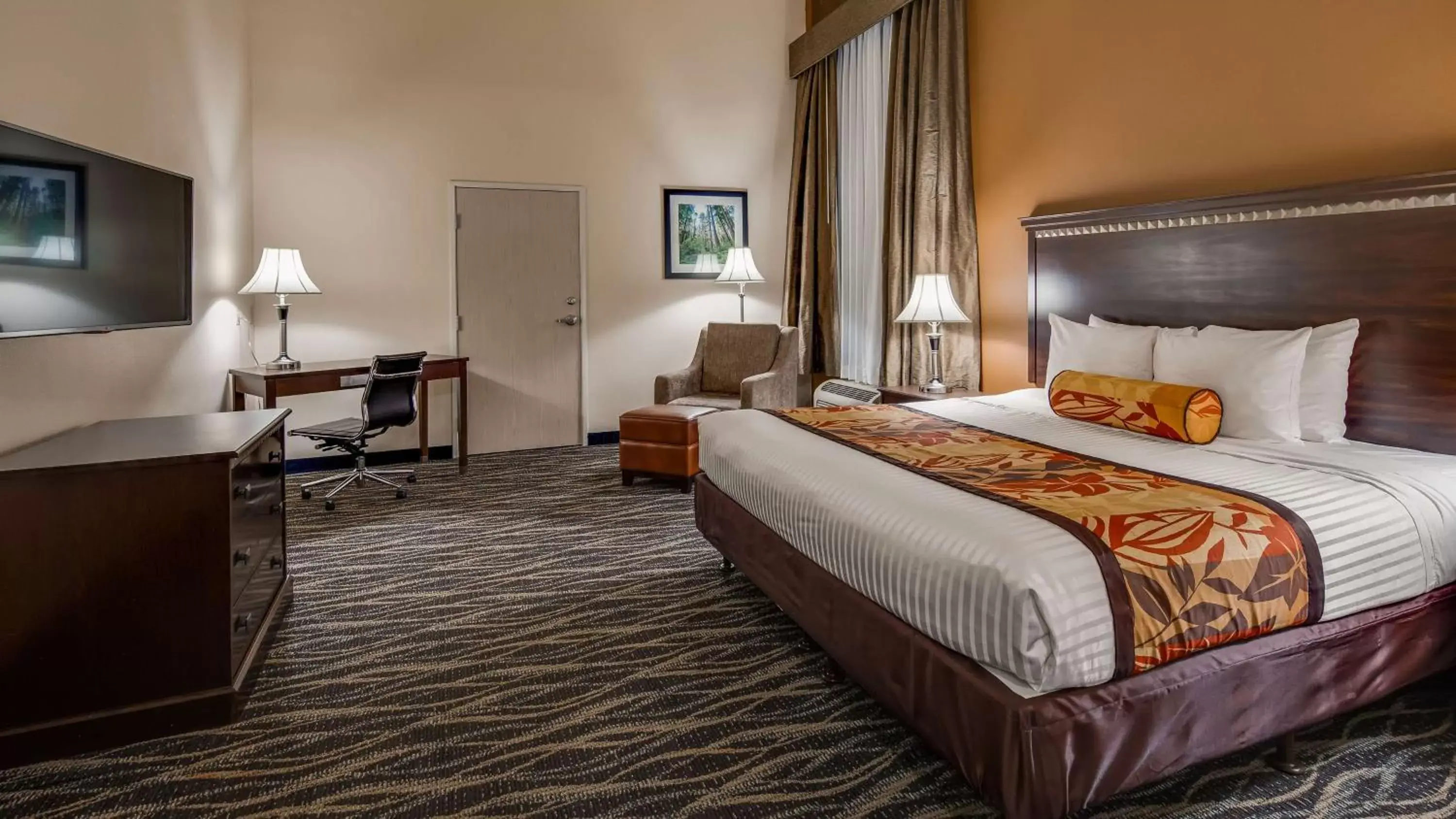 Photo of the whole room, Bed in Best Western Plus Battleground Inn & Suites Photo of the whole room, Bed in Best Western Plus Battleground Inn & Suites