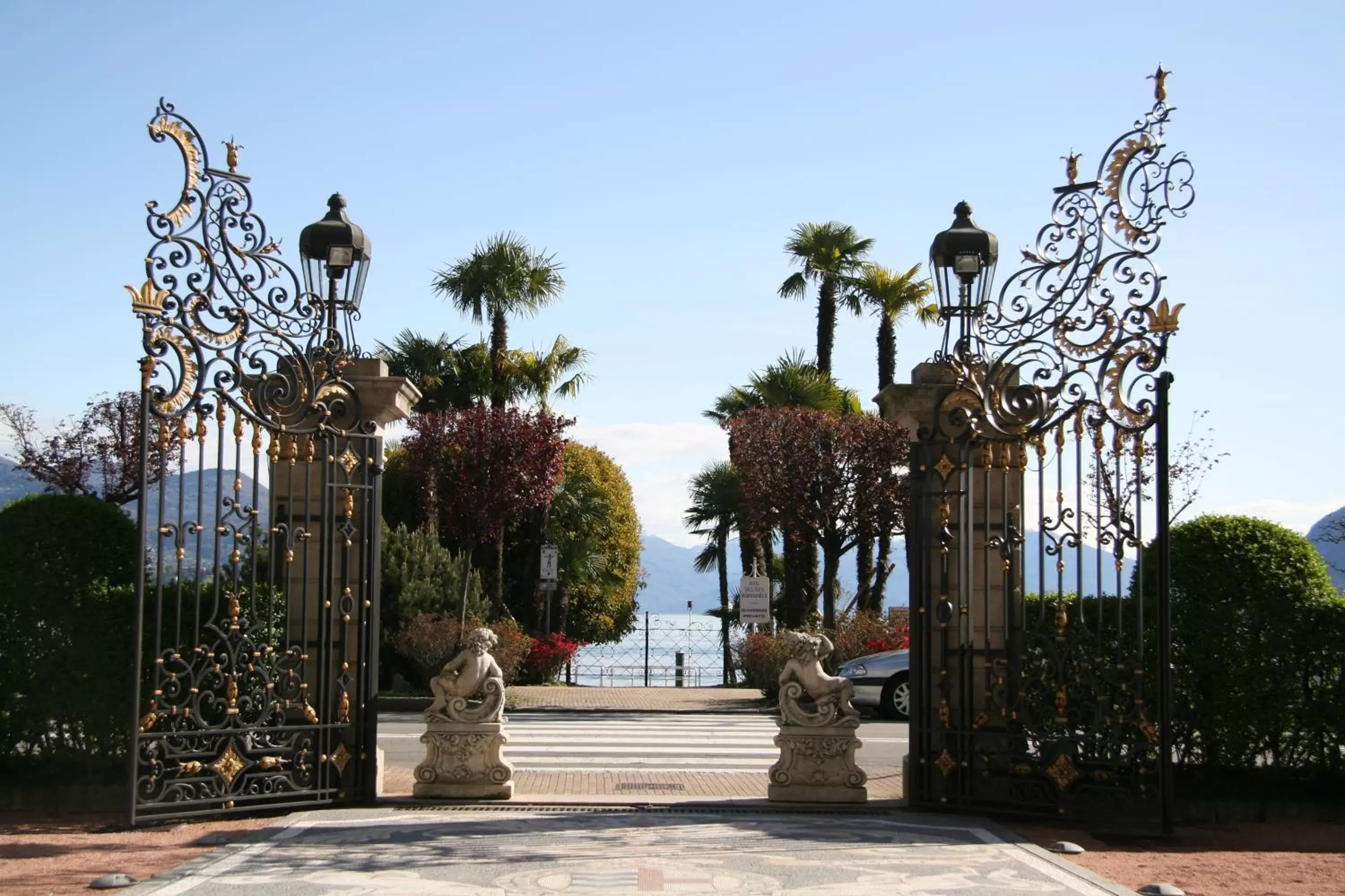 Facade/entrance in Grand Hotel des Iles Borromées & SPA