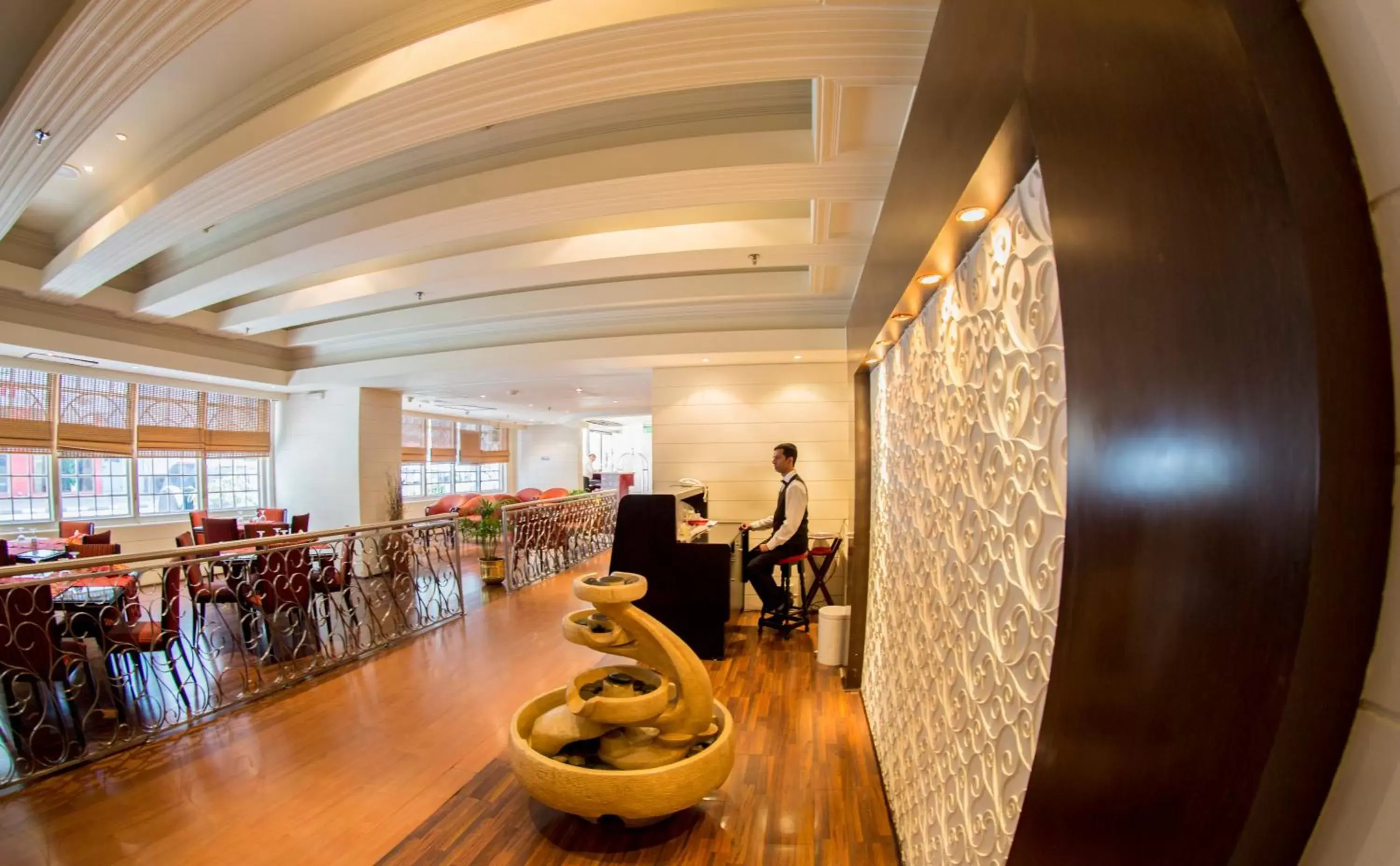 Restaurant/places to eat in Rolla Suites Hotel -Former J5 Bur Dubai Hotel