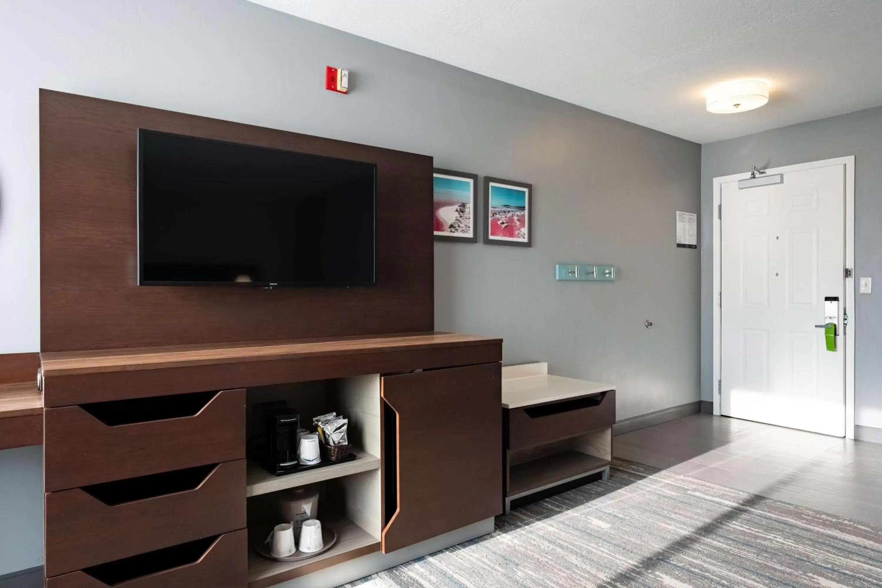 Bedroom, TV/Entertainment Center in Hampton Inn & Suites Salt Lake City Airport