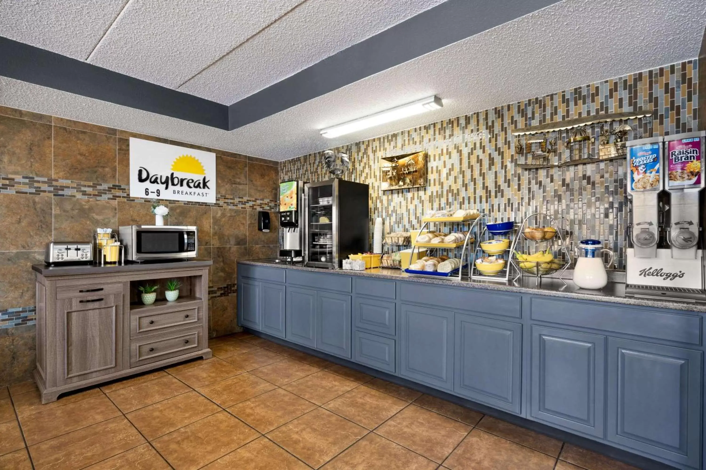 Restaurant/places to eat, Kitchen/Kitchenette in Days Inn by Wyndham Fort Collins