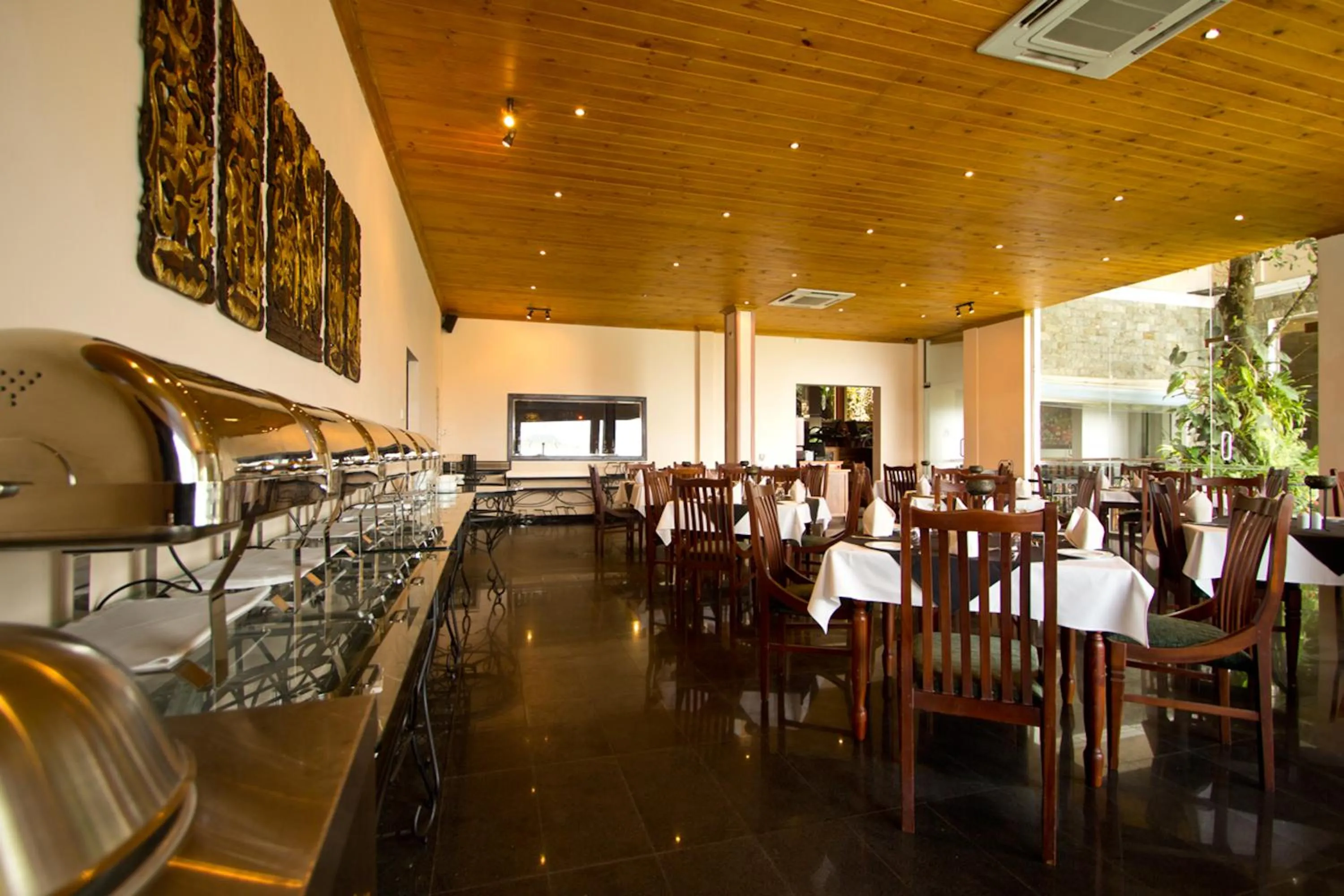 Restaurant/places to eat in Randholee Resort & Spa