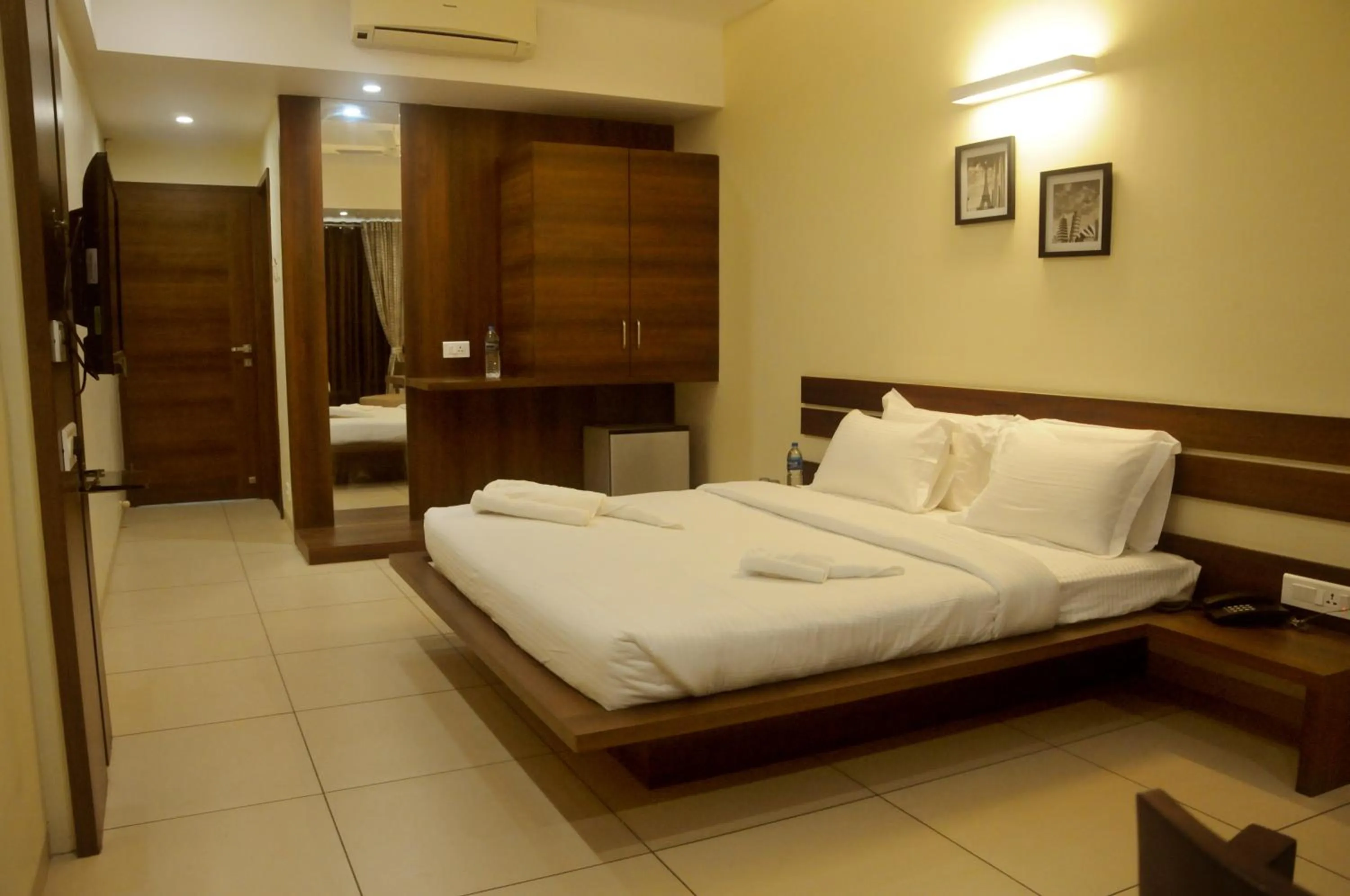 Balcony/Terrace, Bed in Hotel 3 Leaves NEAR CENTRAL BUS STAND