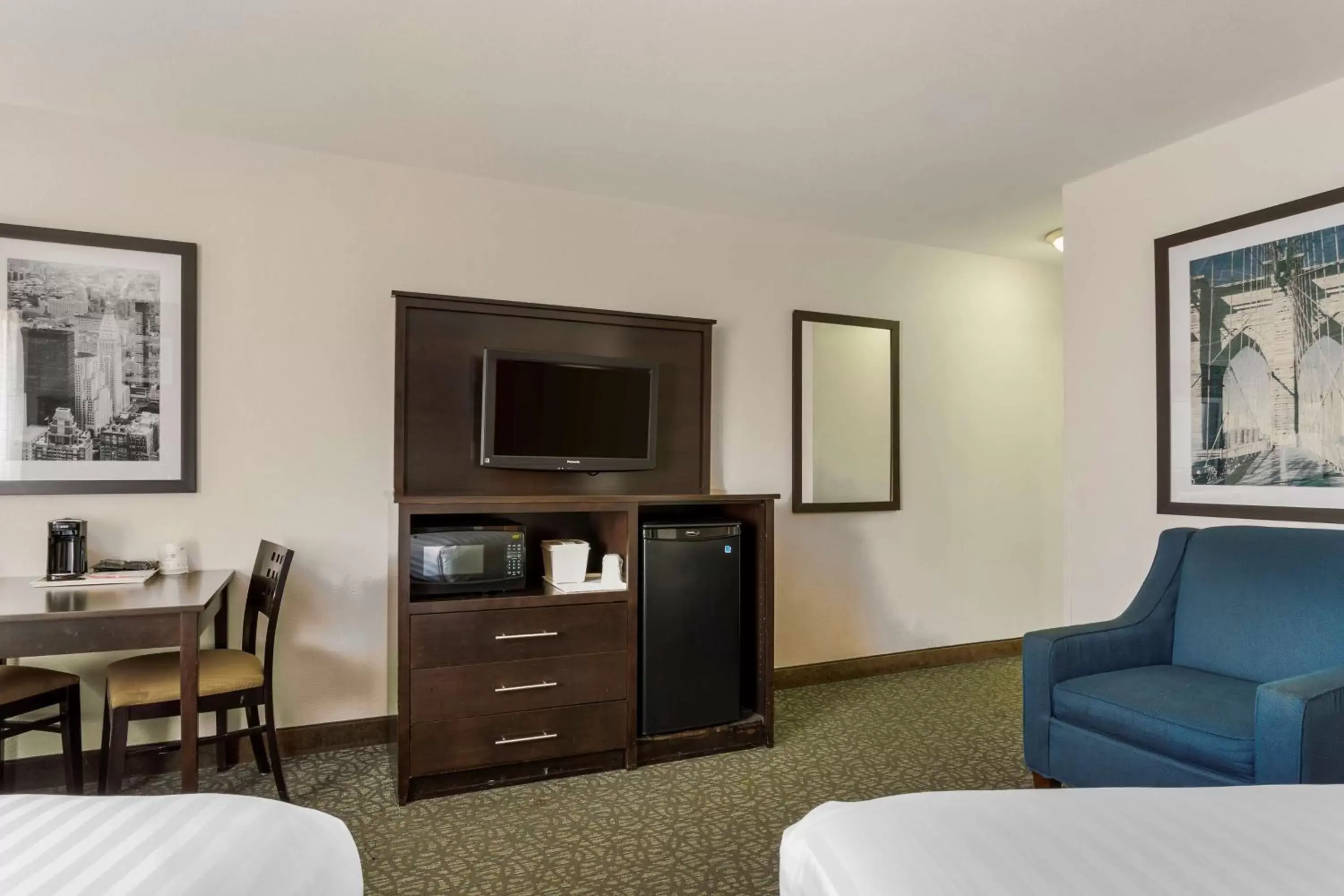 Bedroom, TV/Entertainment Center in Best Western Gregory Hotel