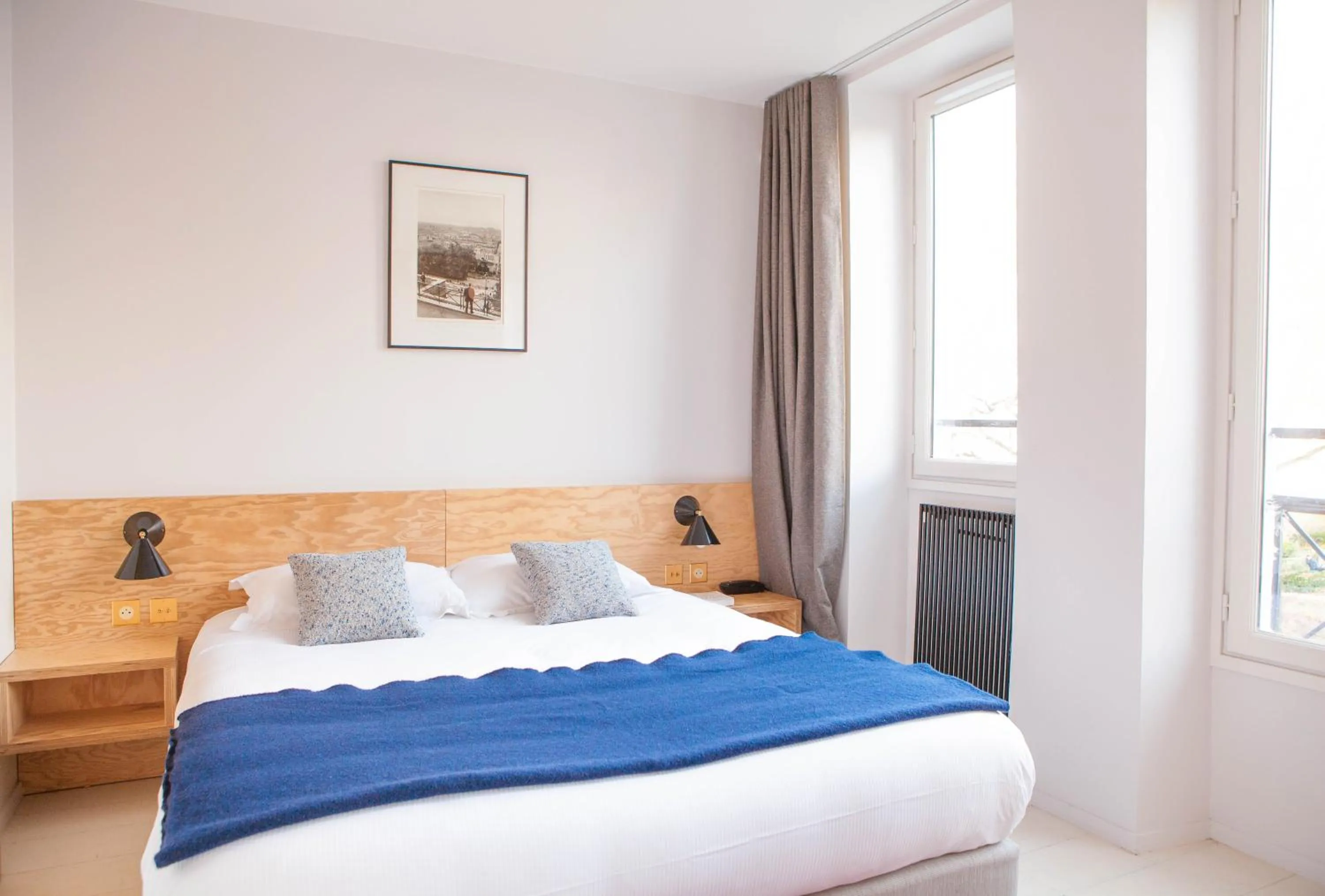 Photo of the whole room, Bed in Hôtel Montholon