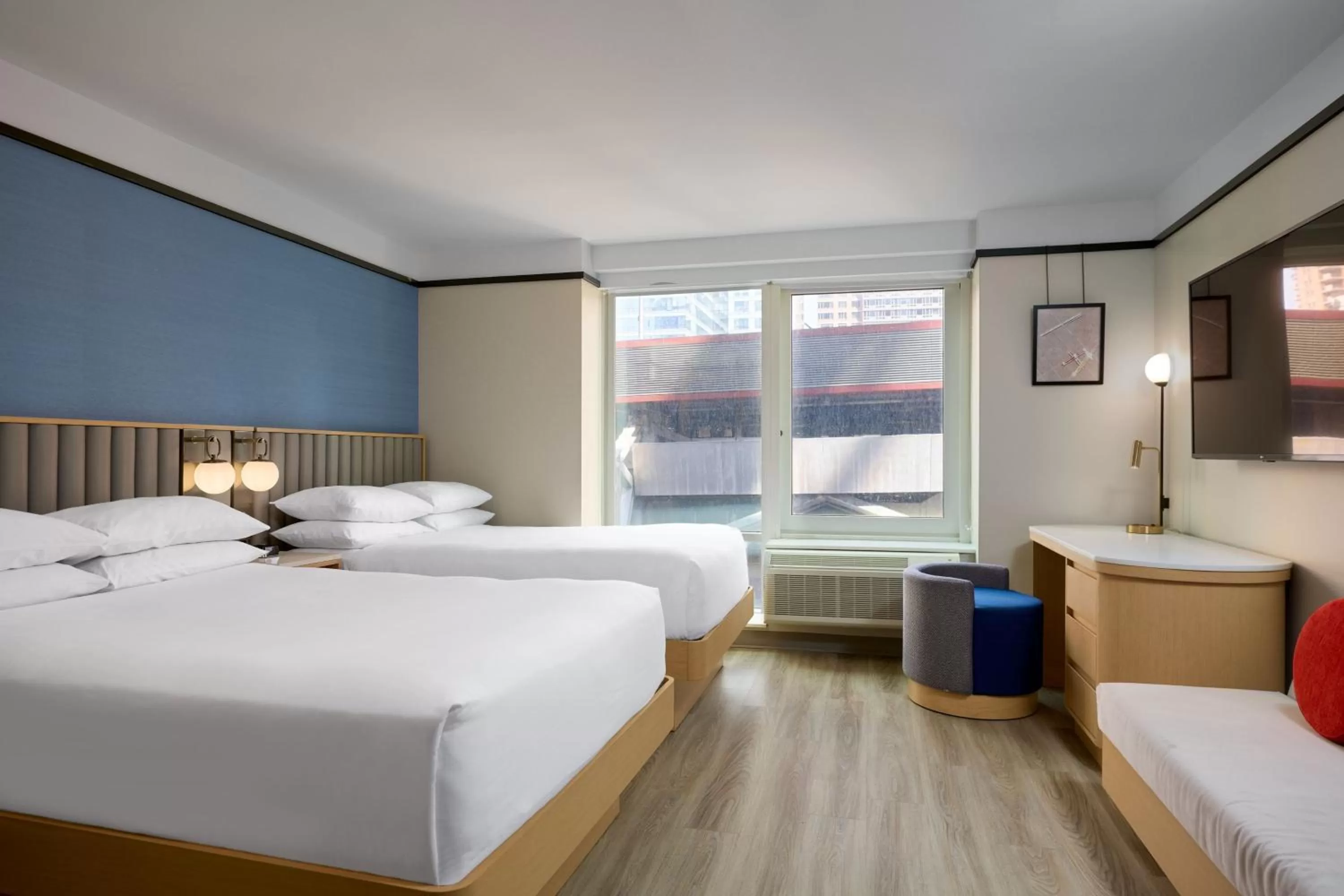 Photo of the whole room, Bed in Delta Hotels by Marriott New York Times Square
