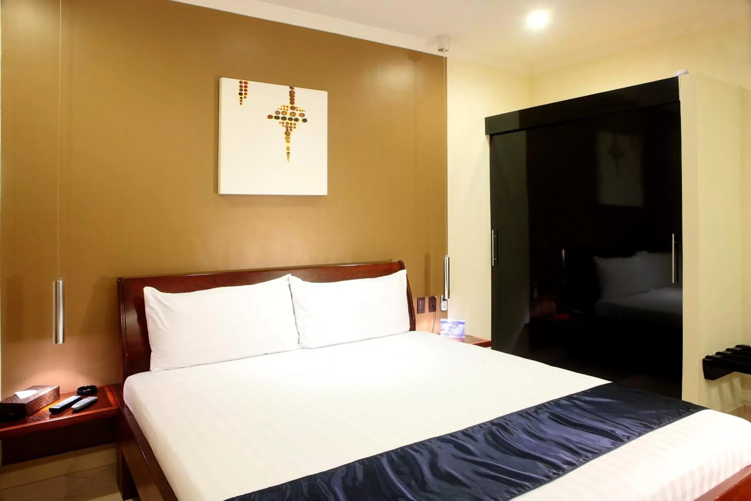 Bedroom, Bed in Queens Hotel Angeles City