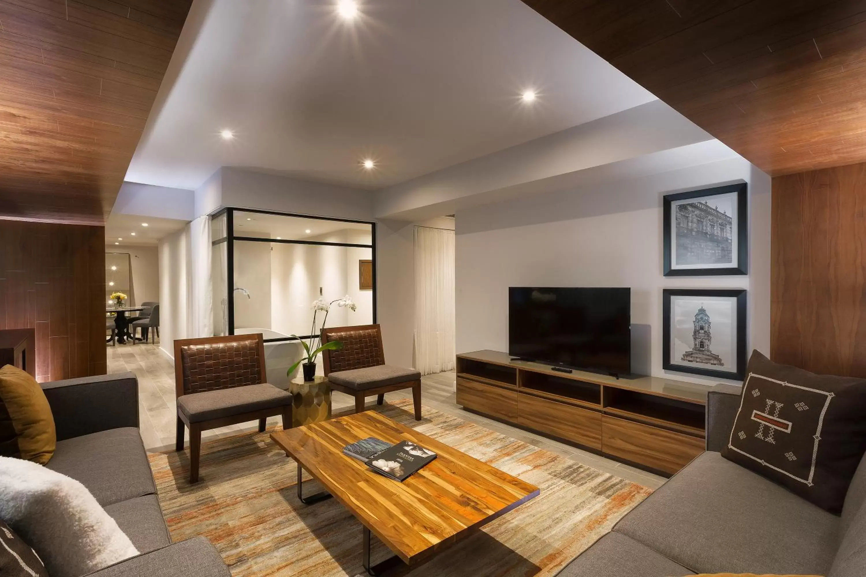 Living room in Hotel Indigo Guadalajara Expo by IHG Living room in Hotel Indigo Guadalajara Expo by IHG