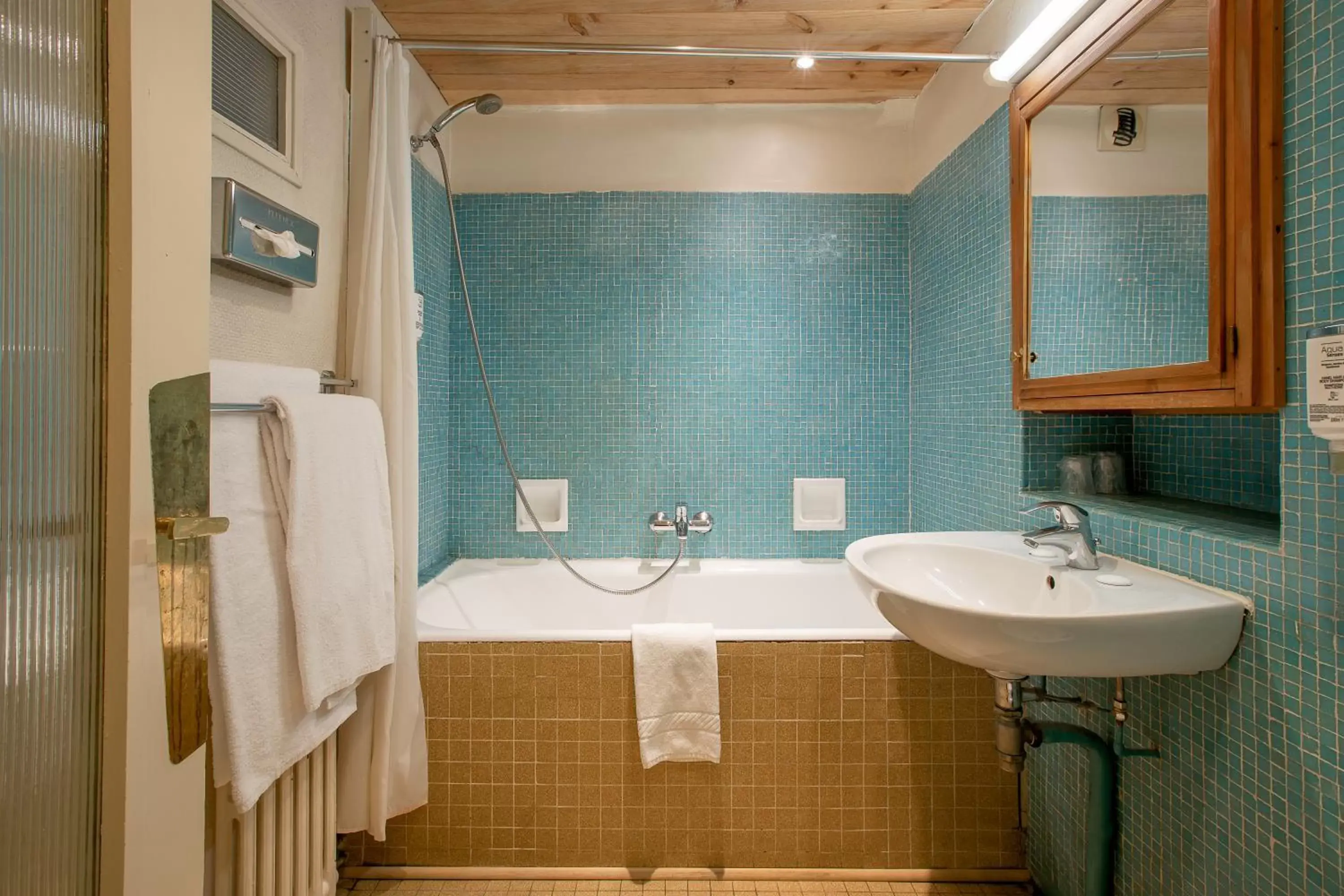 Bathroom in La Croix Blanche