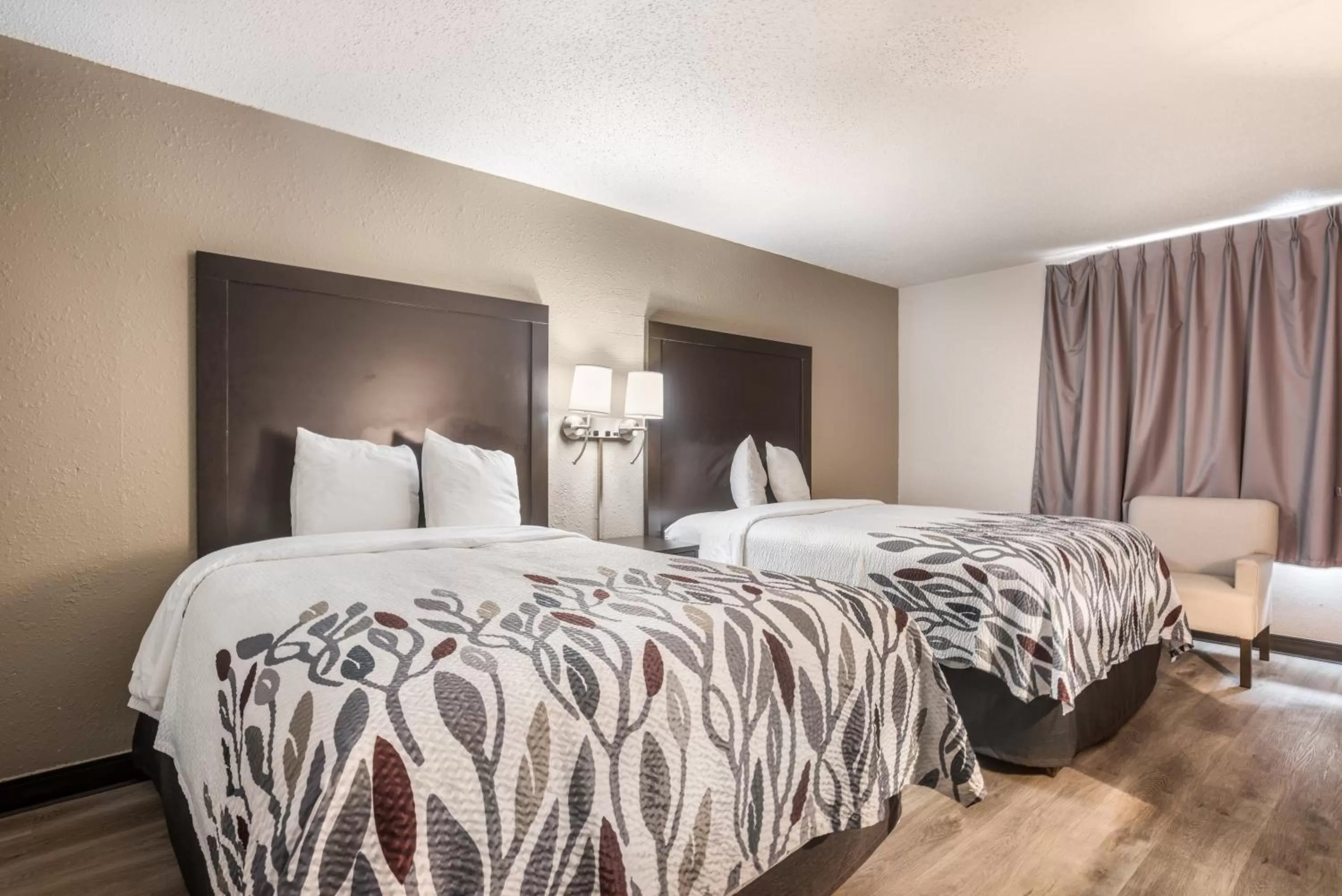 Photo of the whole room, Bed in Red Roof Inn Savannah – Southside/Midtown