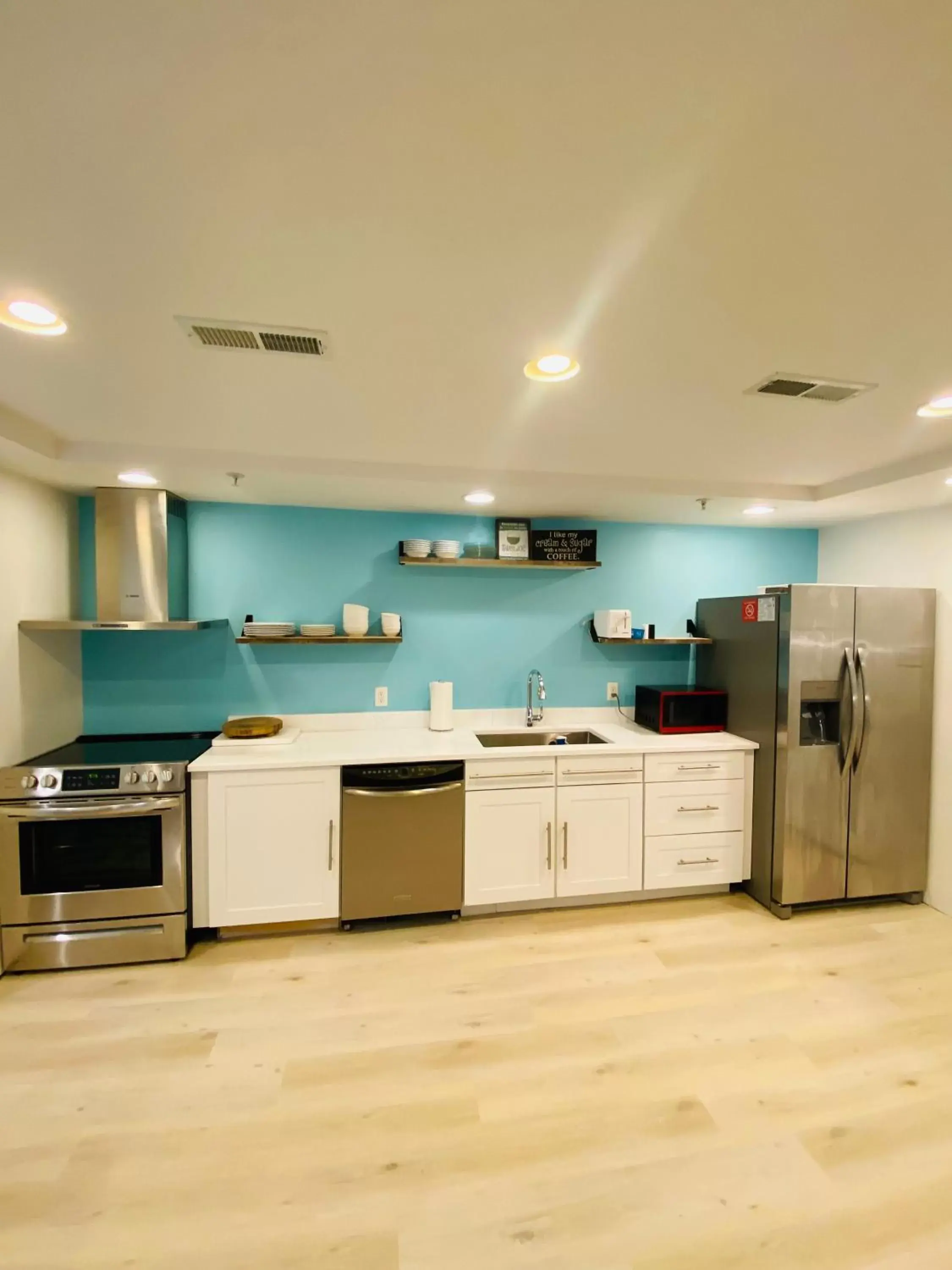 Dining area, Kitchen/Kitchenette in Canalside Inn