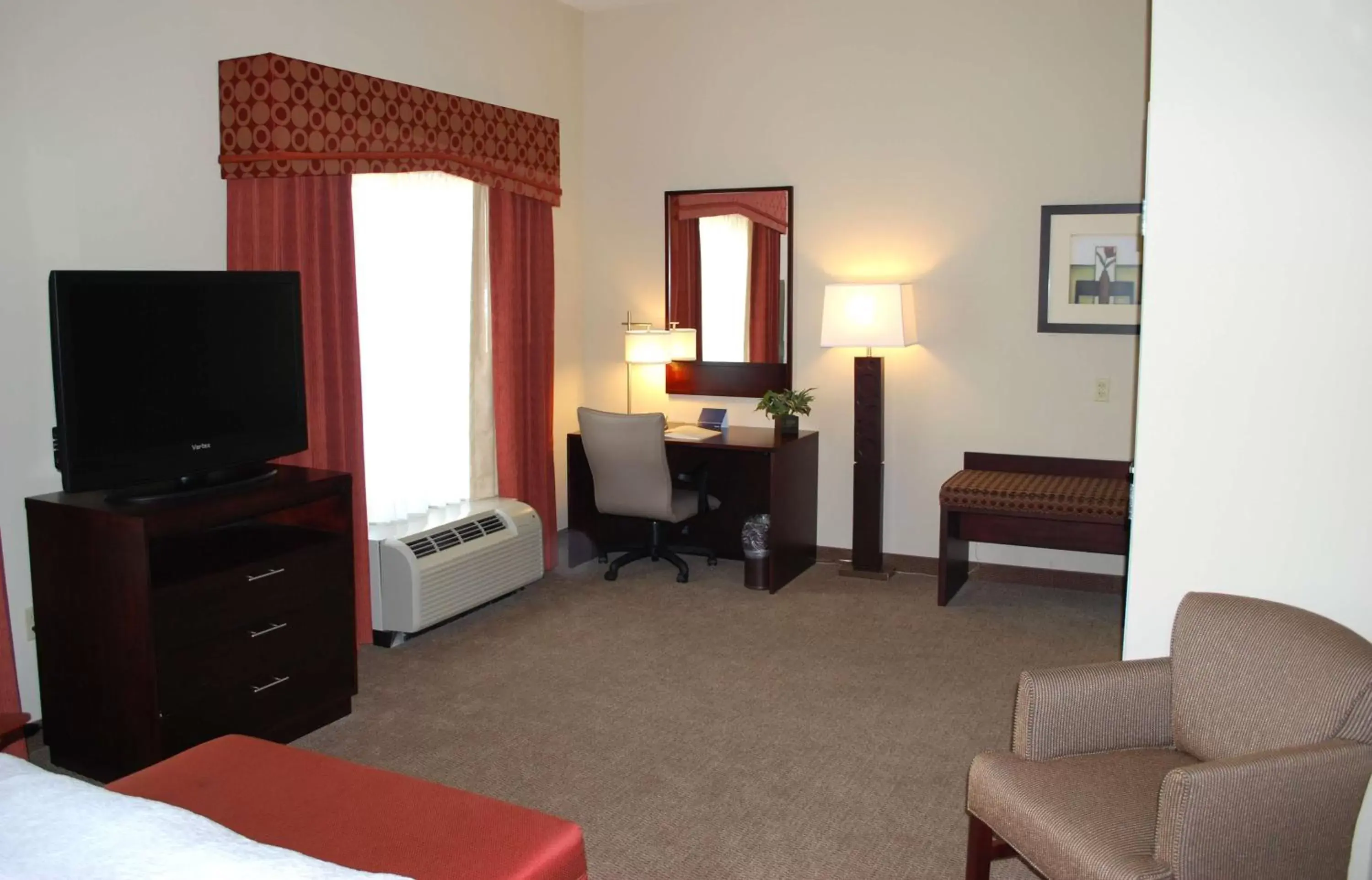 Bed, TV/Entertainment Center in Hampton Inn & Suites Phoenix/Gilbert