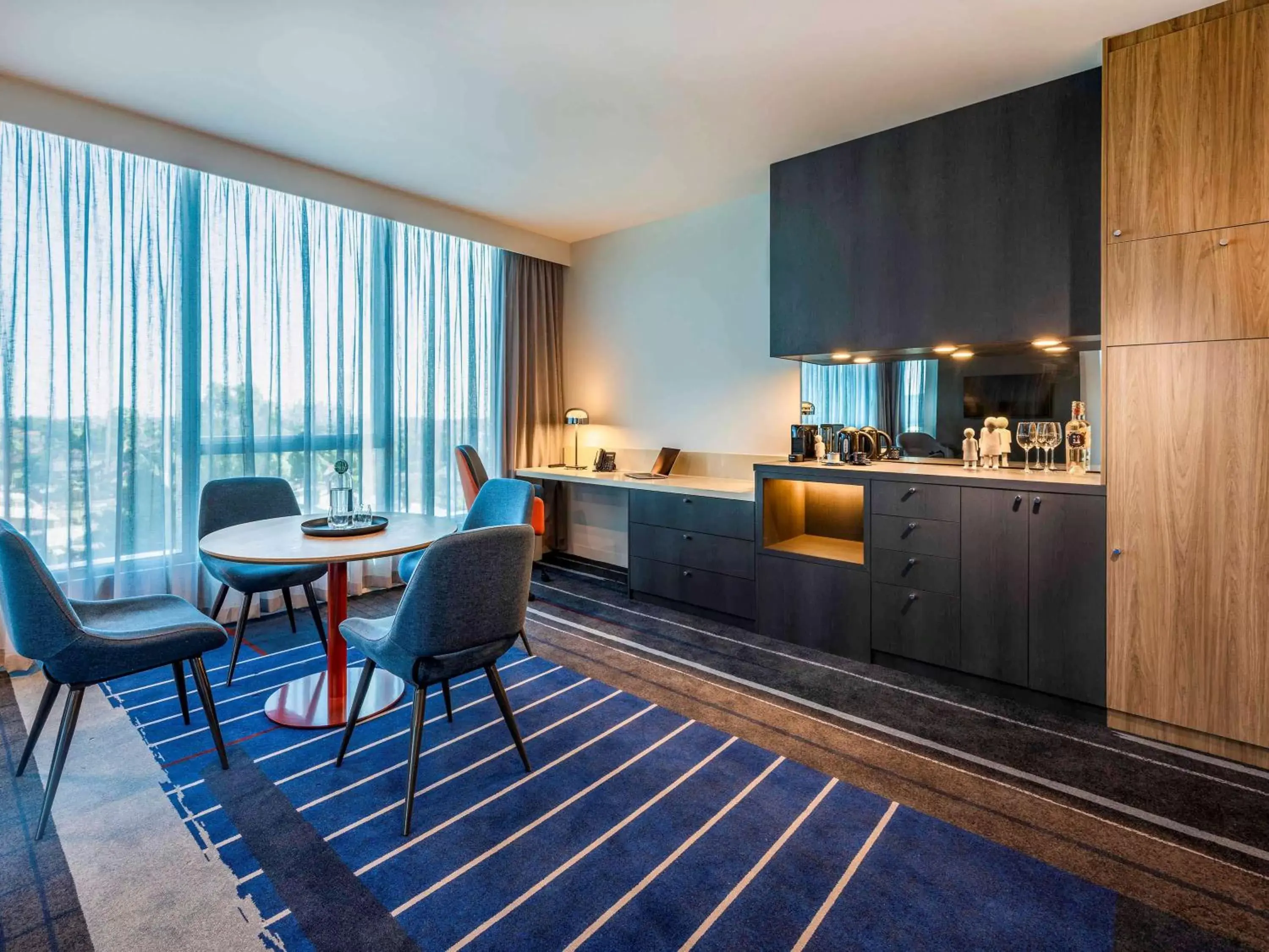 Photo of the whole room, Kitchen/Kitchenette in Novotel Melbourne Preston