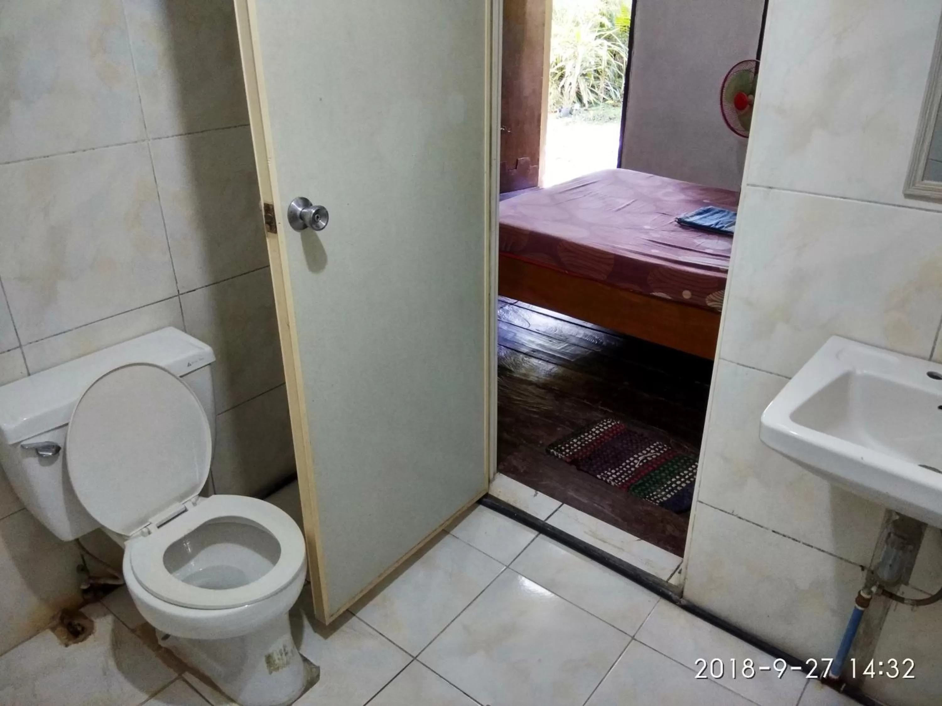 Bathroom in Paseo Del Mar Seaside Inn