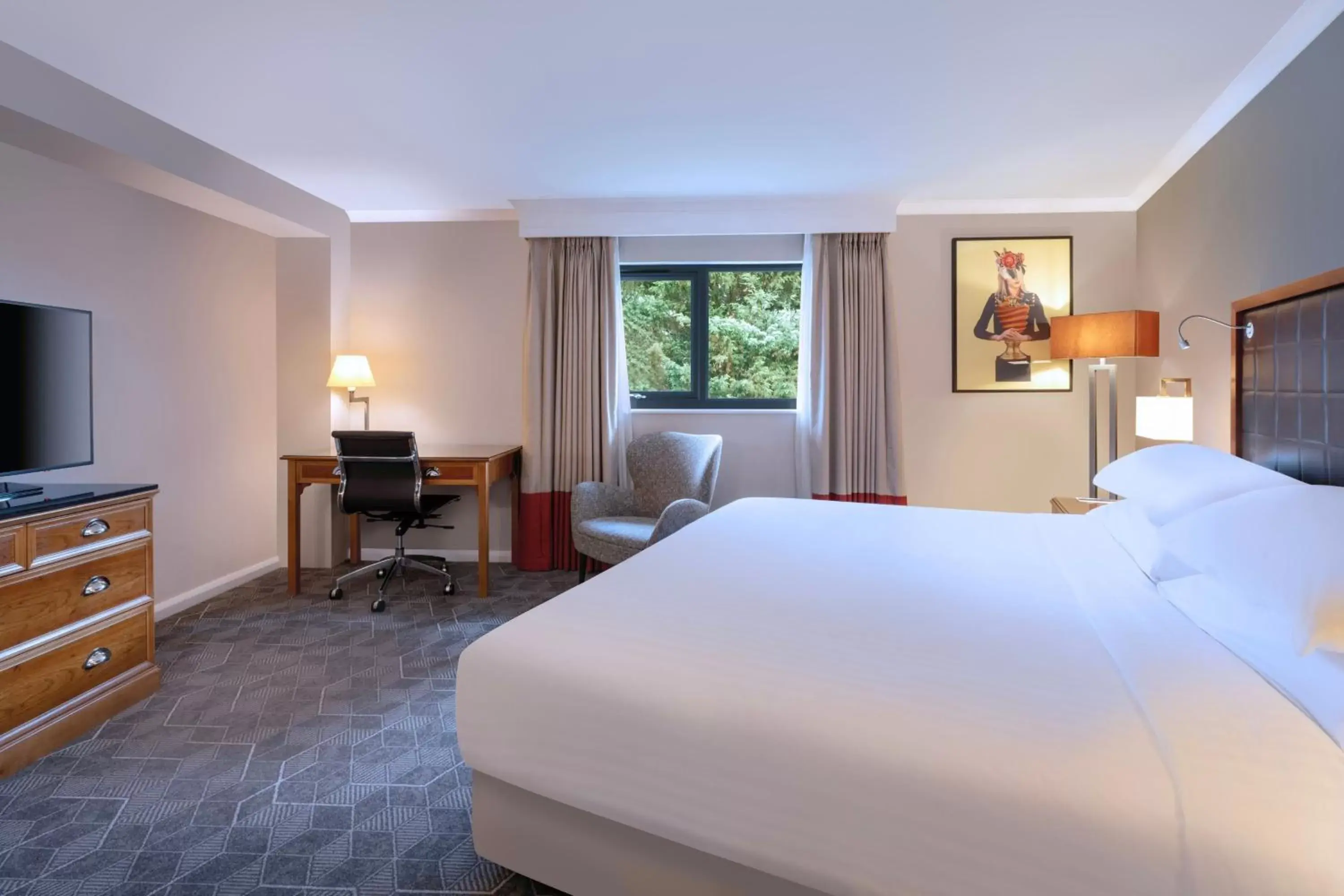 Large Deluxe Queen Room in Delta Hotels by Marriott Northampton