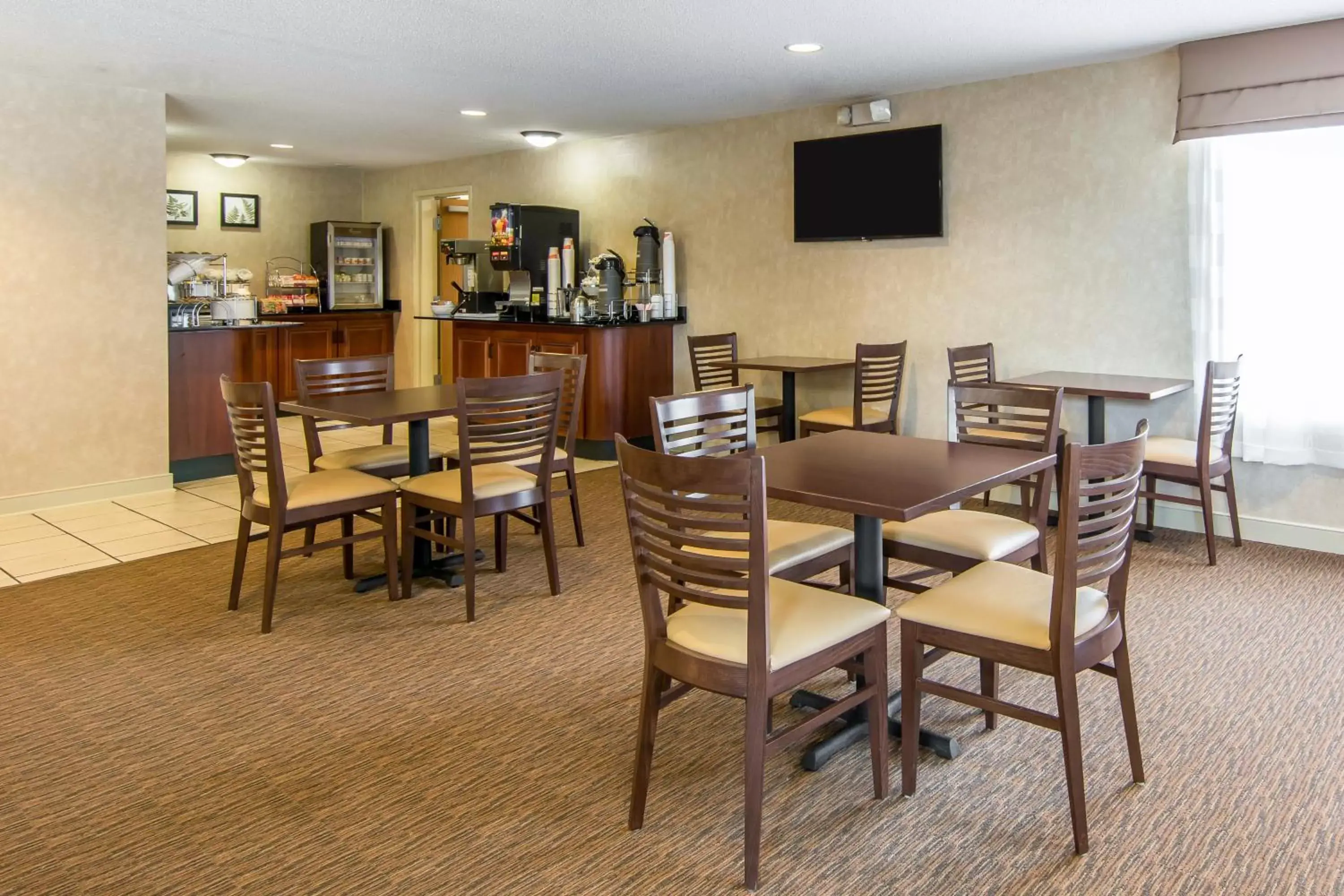 Coffee/tea facilities, Restaurant/Places to Eat in Sleep Inn Southpoint