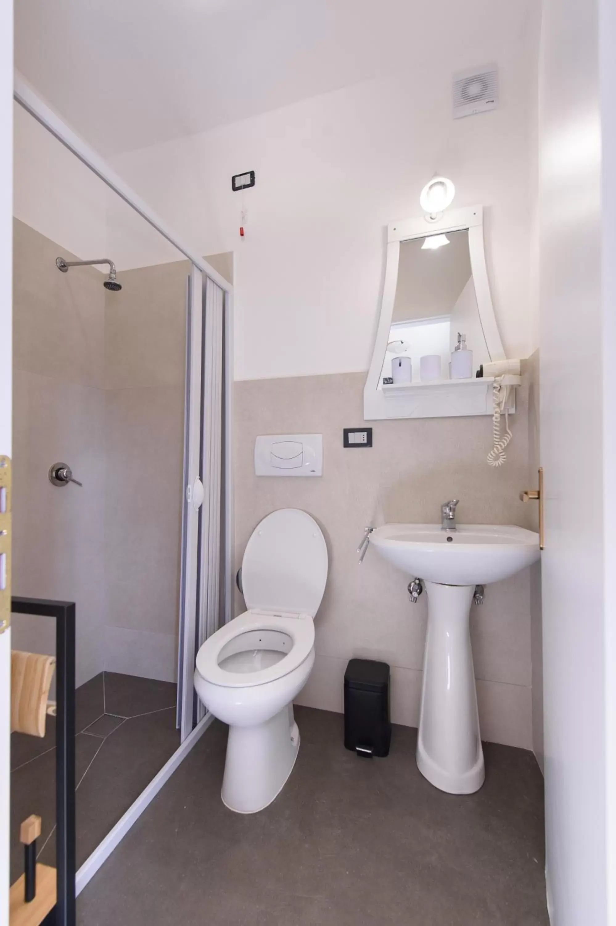 Toilet, Bathroom in Al Rayyan - Affittacamere