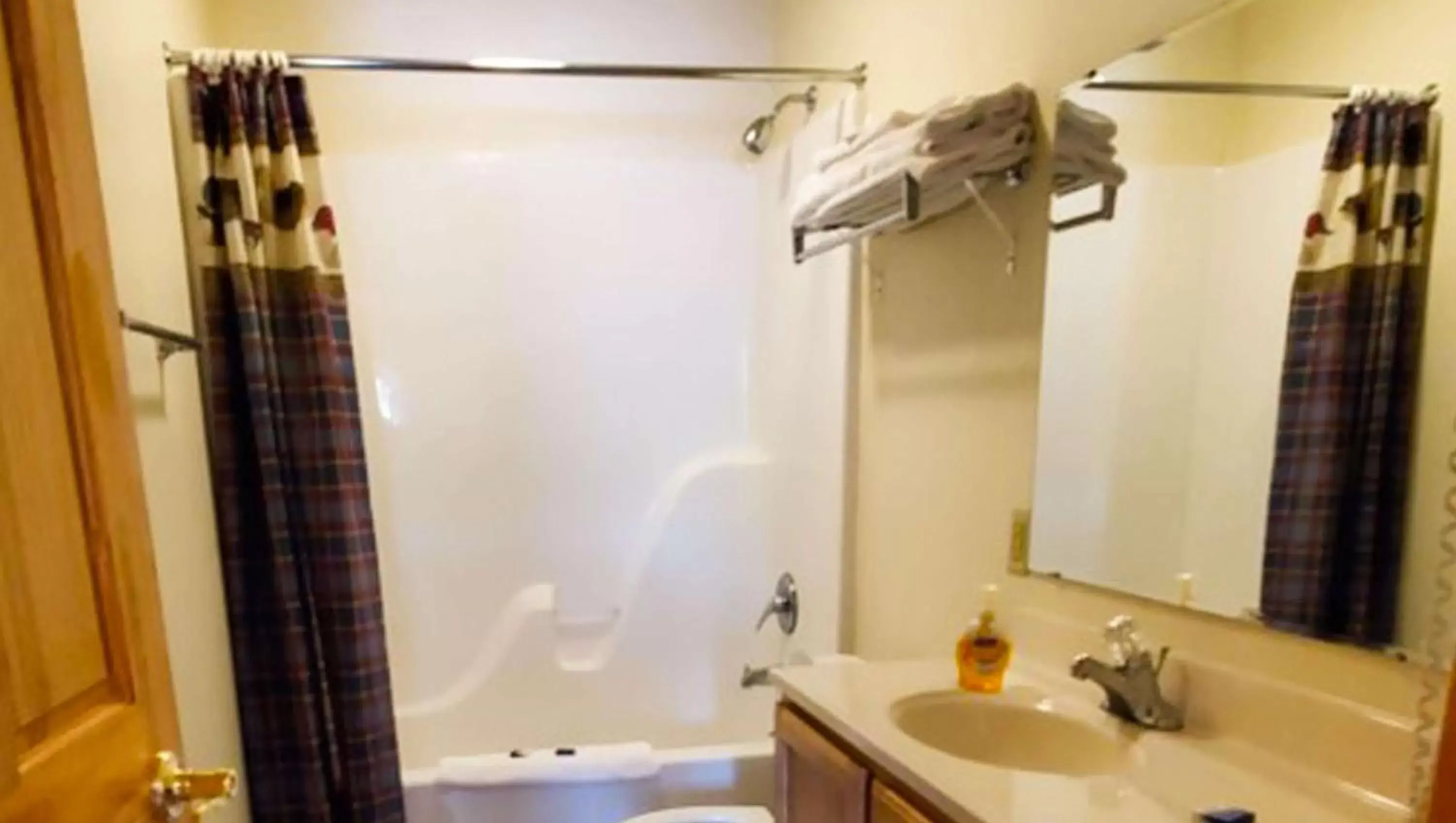 Photo of the whole room, Bathroom in Jasper Ridge Inn Ishpeming