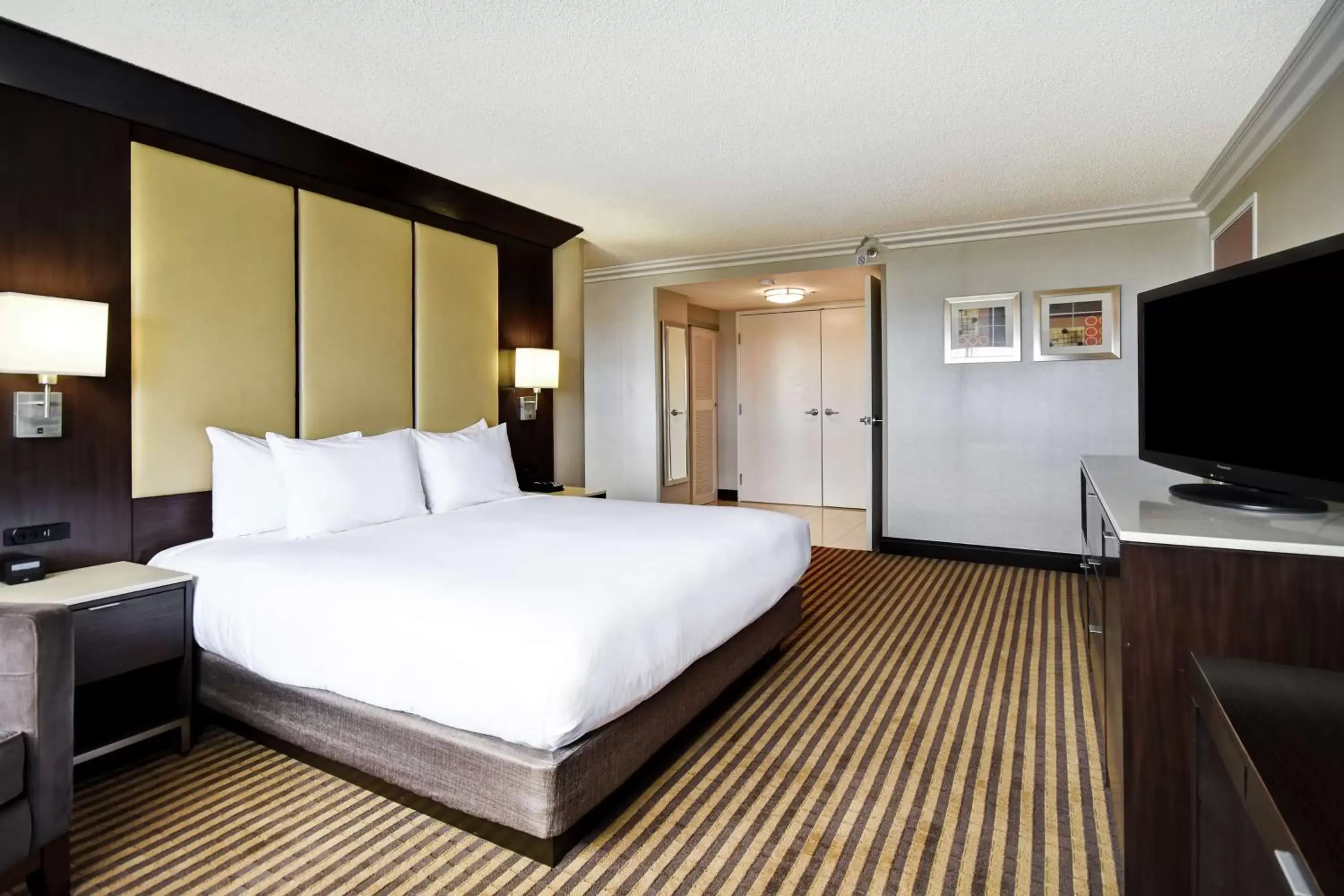 Bedroom, Bed in DoubleTree by Hilton Pleasanton at The Club