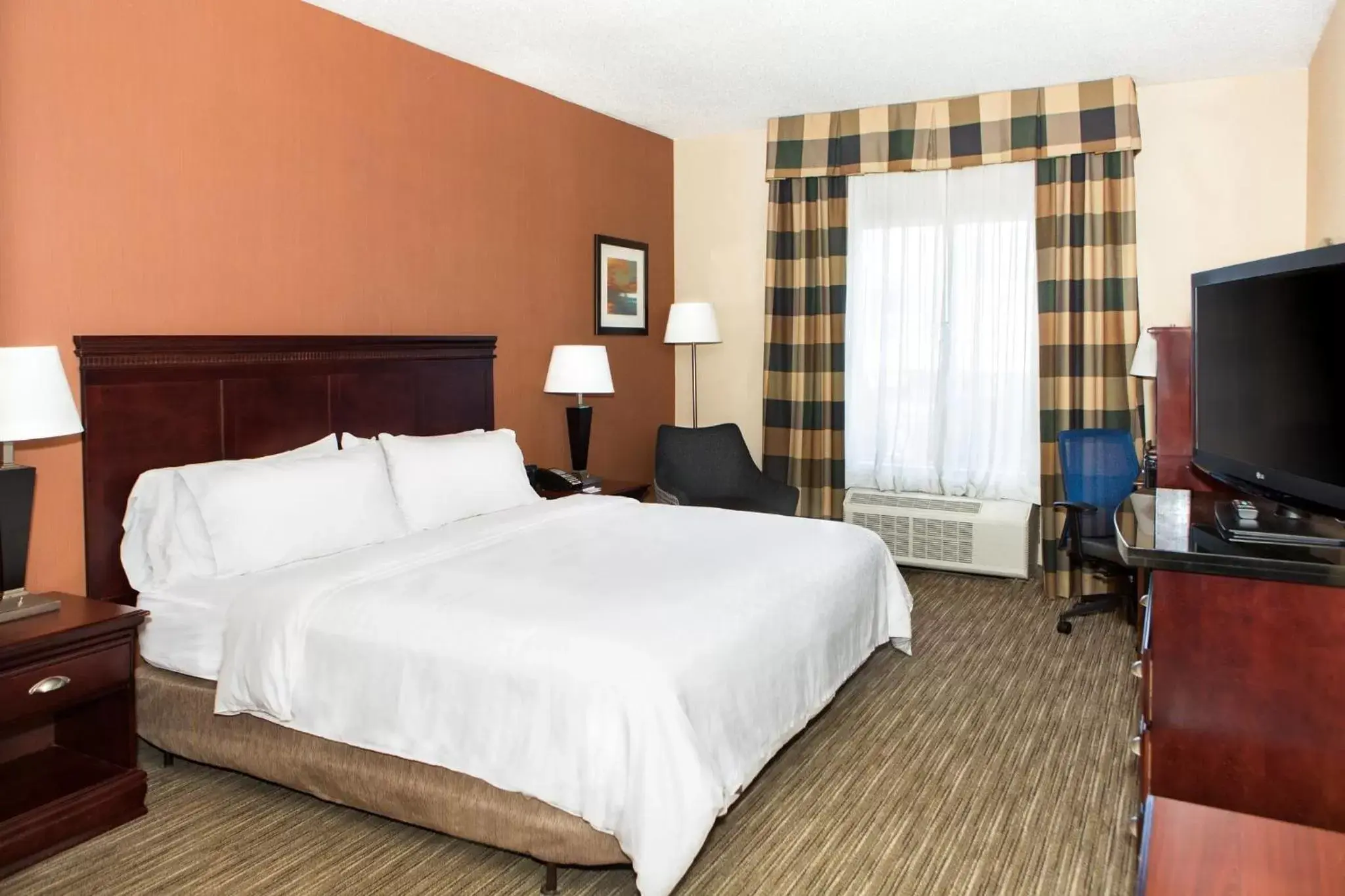 Photo of the whole room, Bed in Holiday Inn Express & Suites by IHG Chambersburg, an IHG Hotel